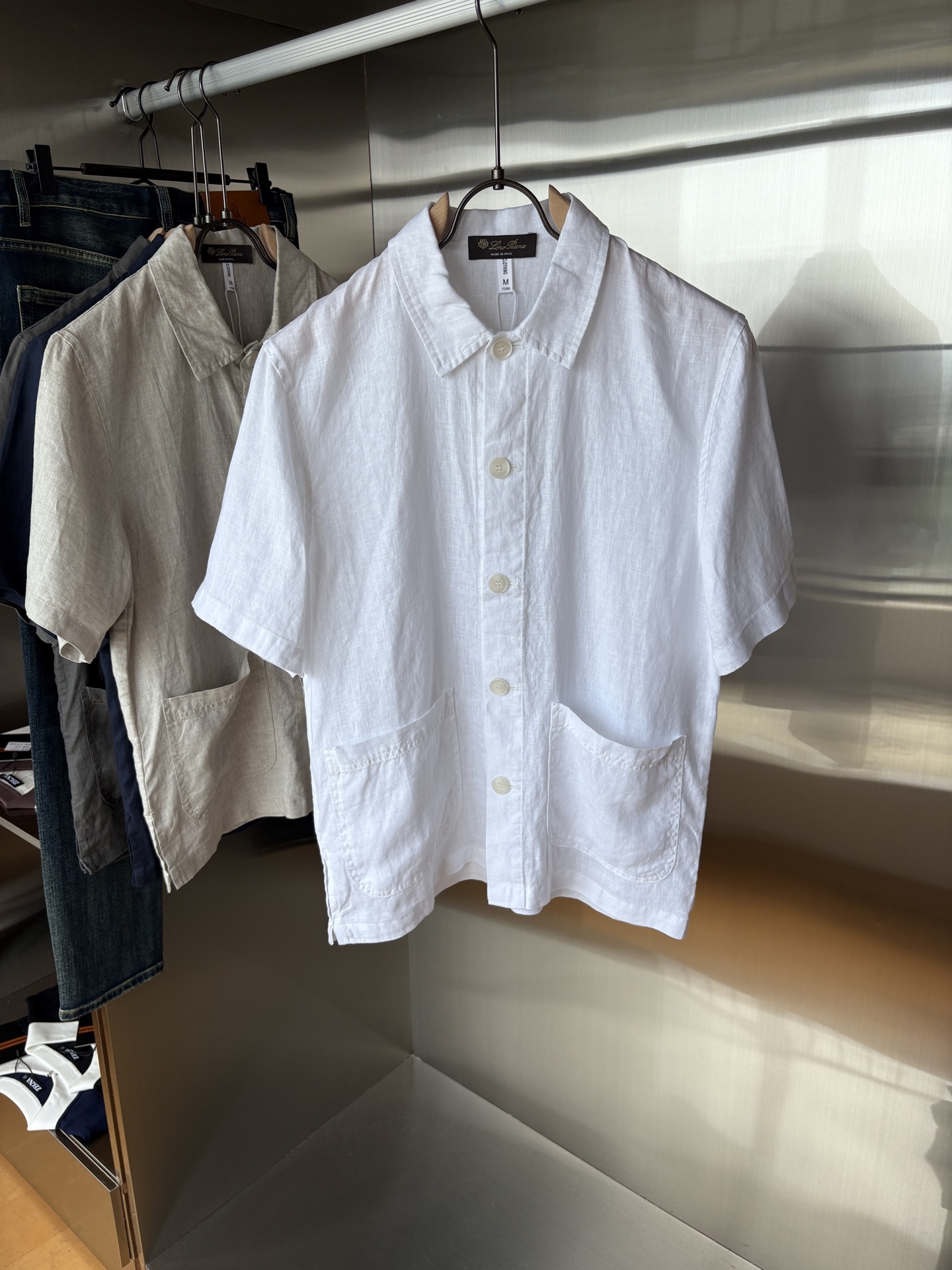 NO:473046,L's new linen men's short-sleeved sleeves, the ceiling of the men's clothing industry, this lapel linen shirt has a delicate craftsmanship precision in each needle, completely different from ordinary fabric cutting. The lines are smooth, the style is crisp, perfectly modifying the body, and the classic lapel design is simple but not atmospheric. The texture is silky, close to the body, skin-friendly and breathable!  Whether it is daily going out or business leisure, you can easily control it, demonstrating the elegant temperament of a man!  Code number M-3XL (48-56), louis vuitton, T-shirt, alexander wang19860909L家2025新款亚麻男士短袖,男装界的天花板,这款翻领麻料衫短袖精准到每一针的细腻工艺,完全区别于普通面料裁剪.线条流畅,版型挺括,完美修饰身形,经典翻领设计,简约而不失大气.质感丝滑,贴身亲肤透气！无论是日常出街还是商务休闲,都能轻松驾驭,彰显男士优雅气质！ 码数M-3XL（48-56）,,louis vuitton,T-shirt,alexander wang,Men's clothing