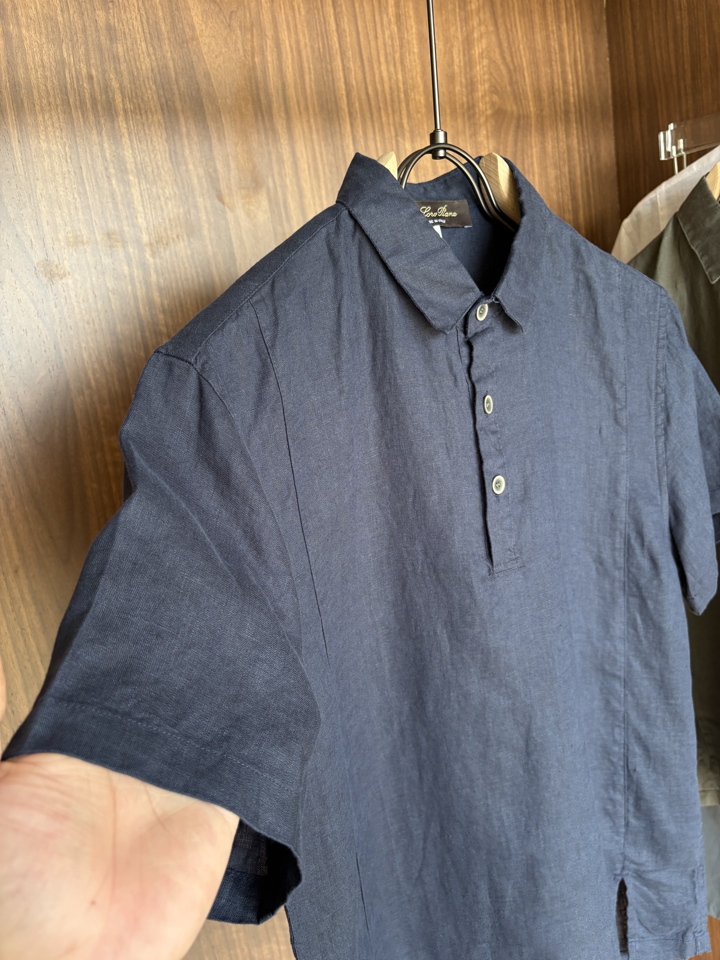 L家2025新款100%亚麻男士短袖，男装界的天花板，这款翻领麻料衫短袖精准到每一针的细腻工艺，完全区别