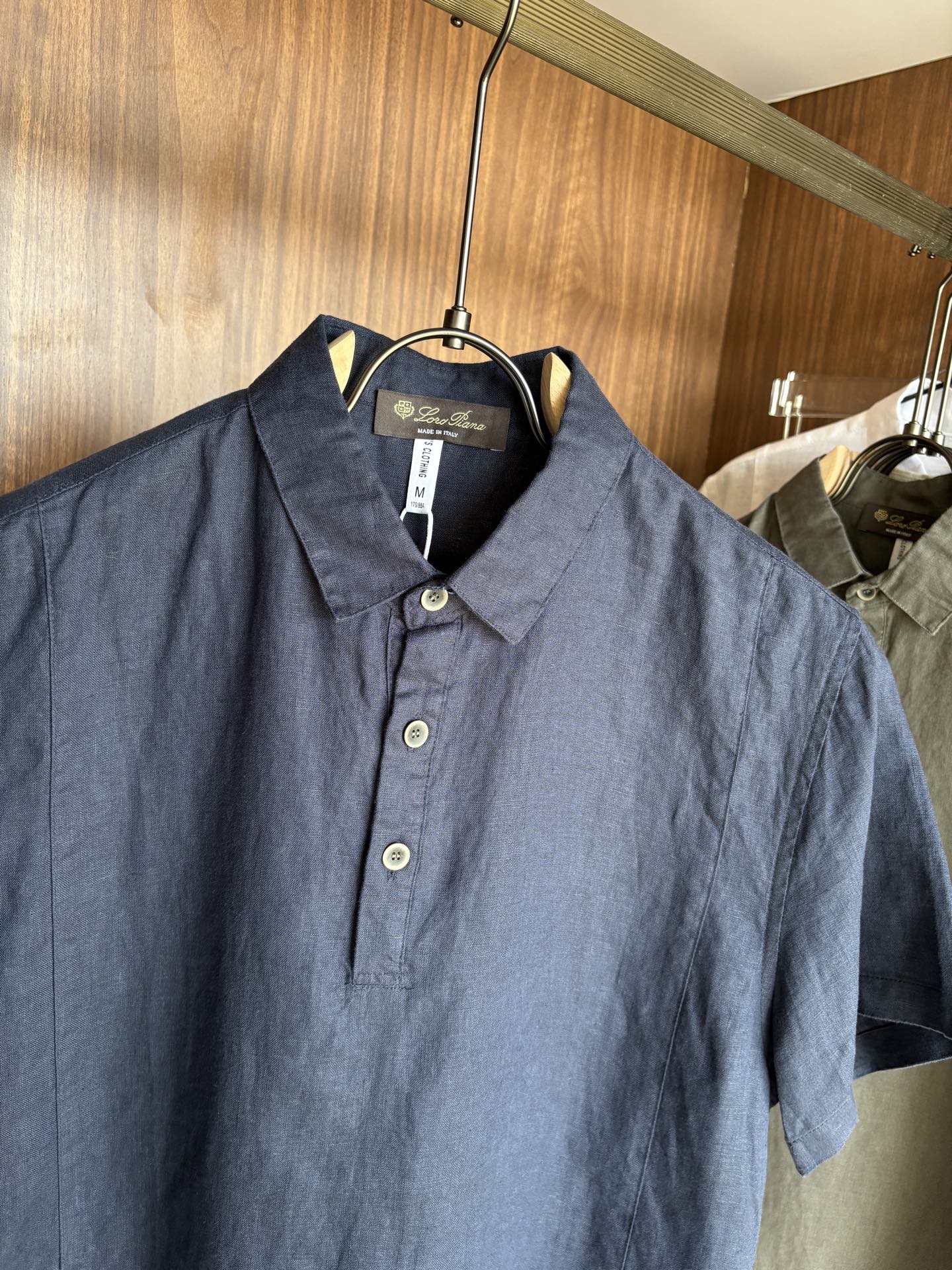 L家2025新款100%亚麻男士短袖，男装界的天花板，这款翻领麻料衫短袖精准到每一针的细腻工艺，完全区别