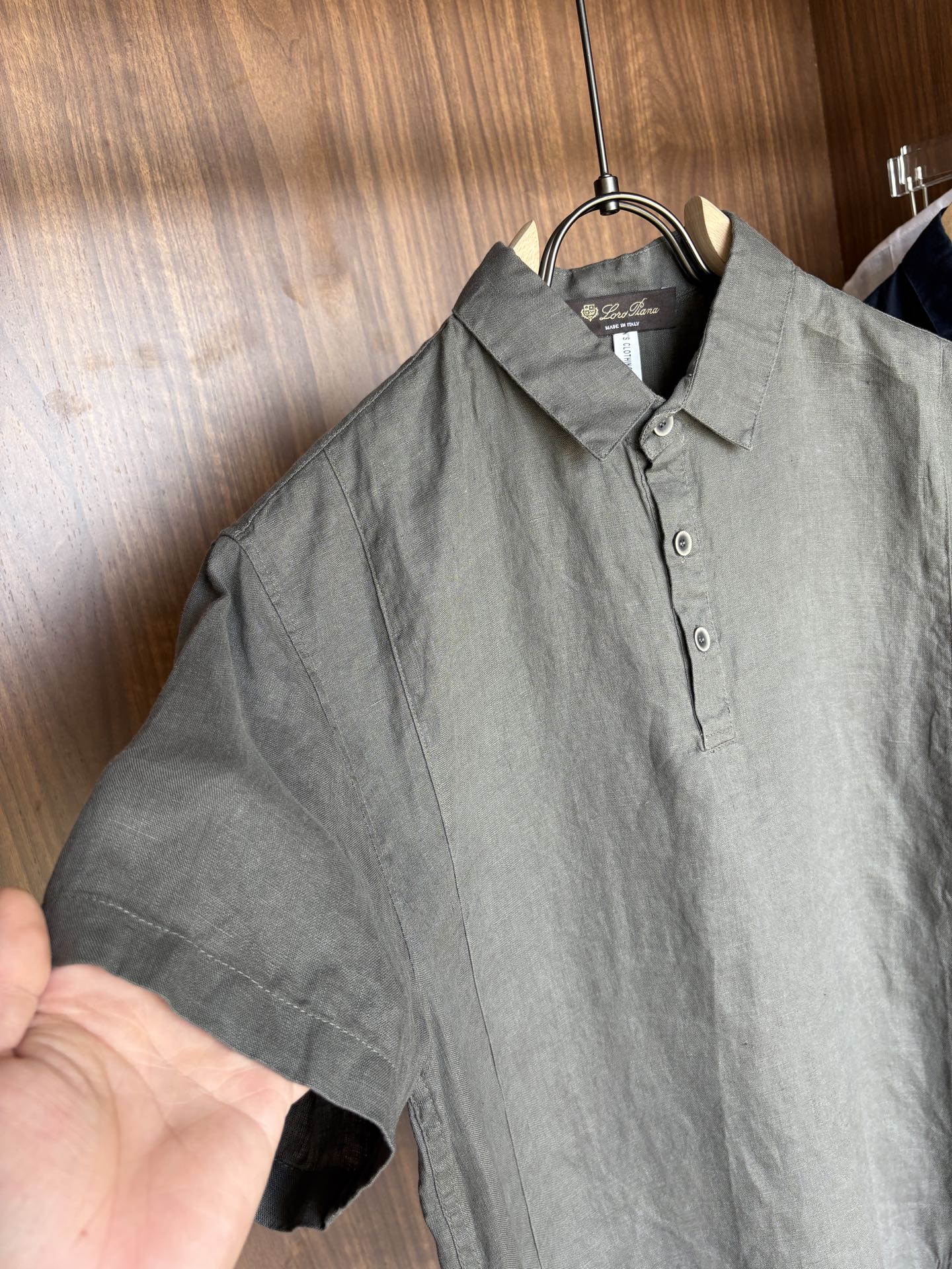 L家2025新款100%亚麻男士短袖，男装界的天花板，这款翻领麻料衫短袖精准到每一针的细腻工艺，完全区别