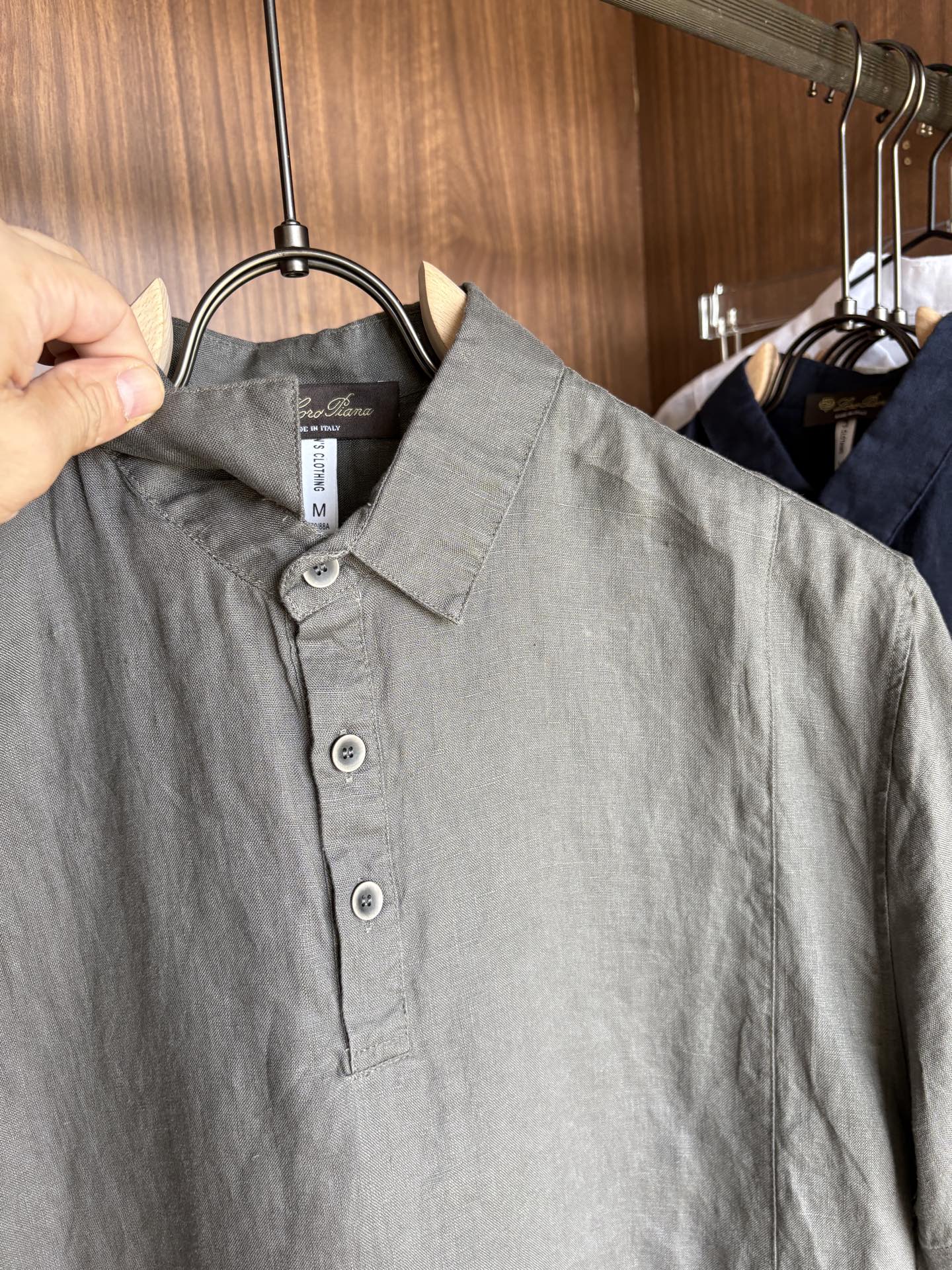 L家2025新款100%亚麻男士短袖，男装界的天花板，这款翻领麻料衫短袖精准到每一针的细腻工艺，完全区别