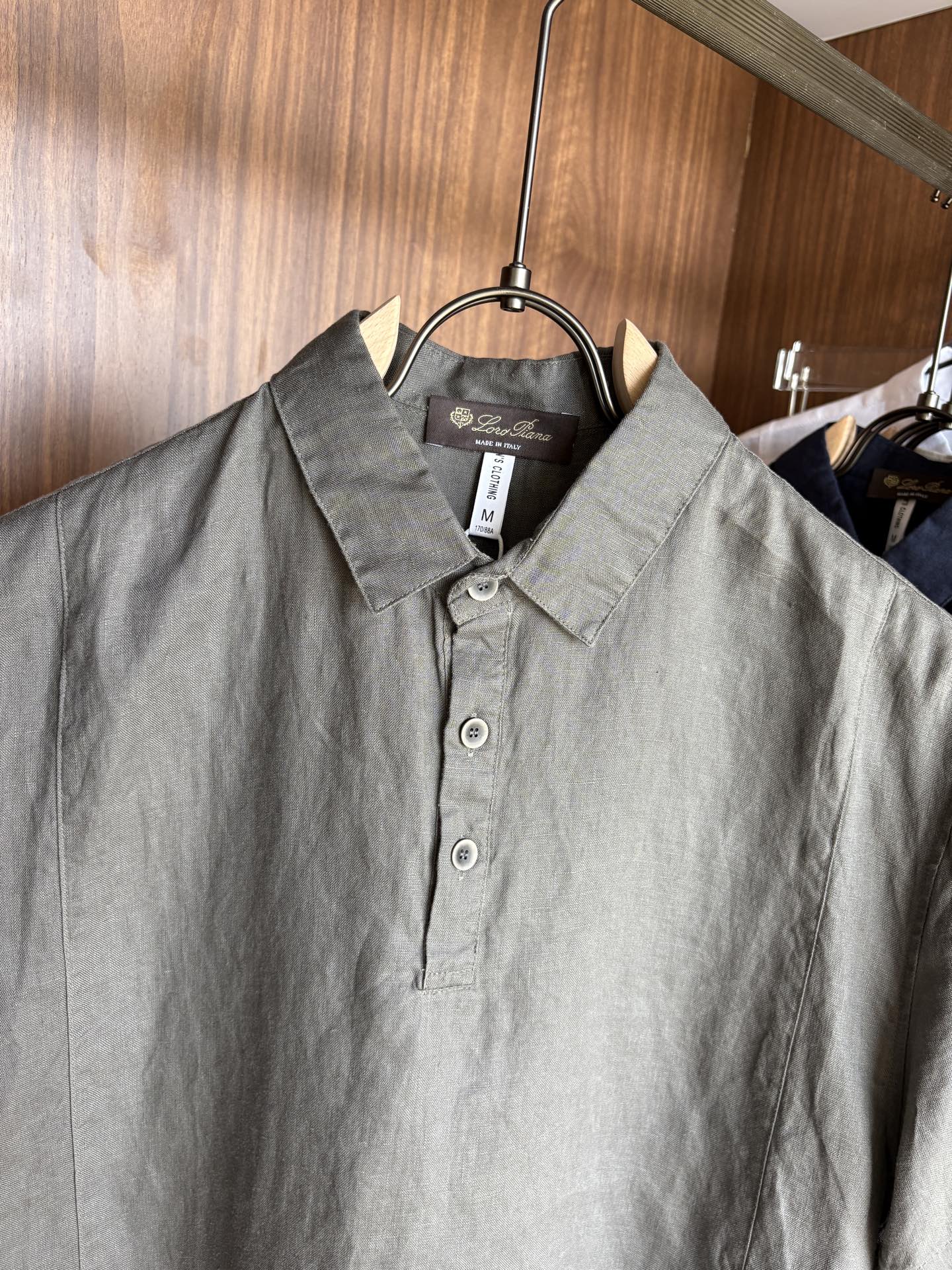 L家2025新款100%亚麻男士短袖，男装界的天花板，这款翻领麻料衫短袖精准到每一针的细腻工艺，完全区别