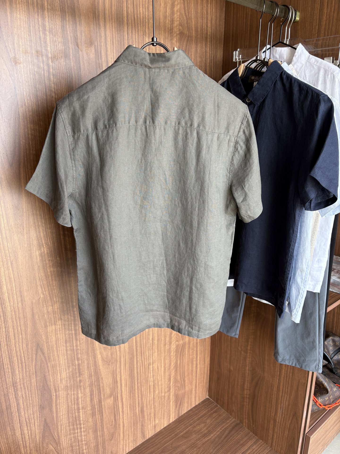 L家2025新款100%亚麻男士短袖，男装界的天花板，这款翻领麻料衫短袖精准到每一针的细腻工艺，完全区别