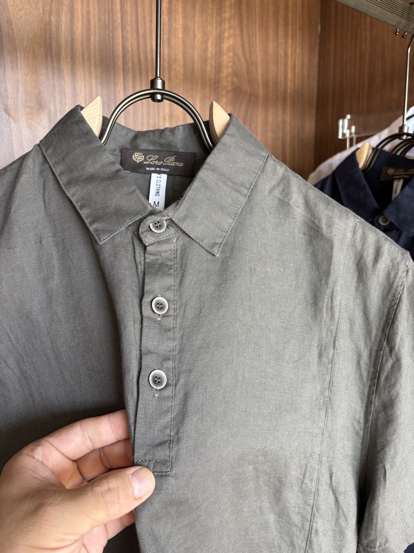 L家2025新款100%亚麻男士短袖，男装界的天花板，这款翻领麻料衫短袖精准到每一针的细腻工艺，完全区别