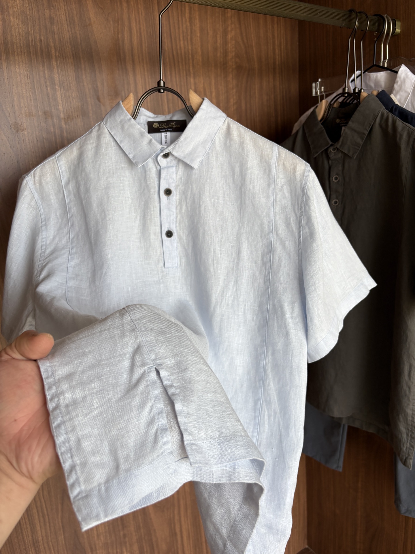 L家2025新款100%亚麻男士短袖，男装界的天花板，这款翻领麻料衫短袖精准到每一针的细腻工艺，完全区别