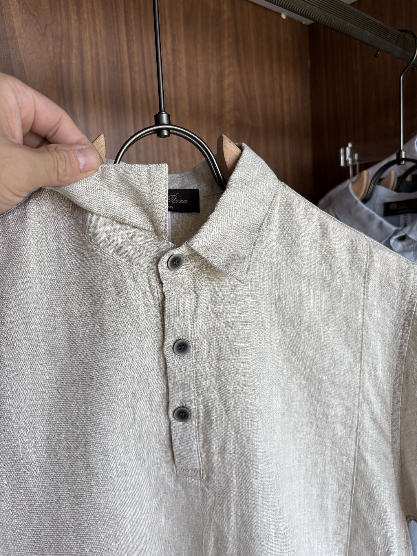 L家2025新款100%亚麻男士短袖，男装界的天花板，这款翻领麻料衫短袖精准到每一针的细腻工艺，完全区别