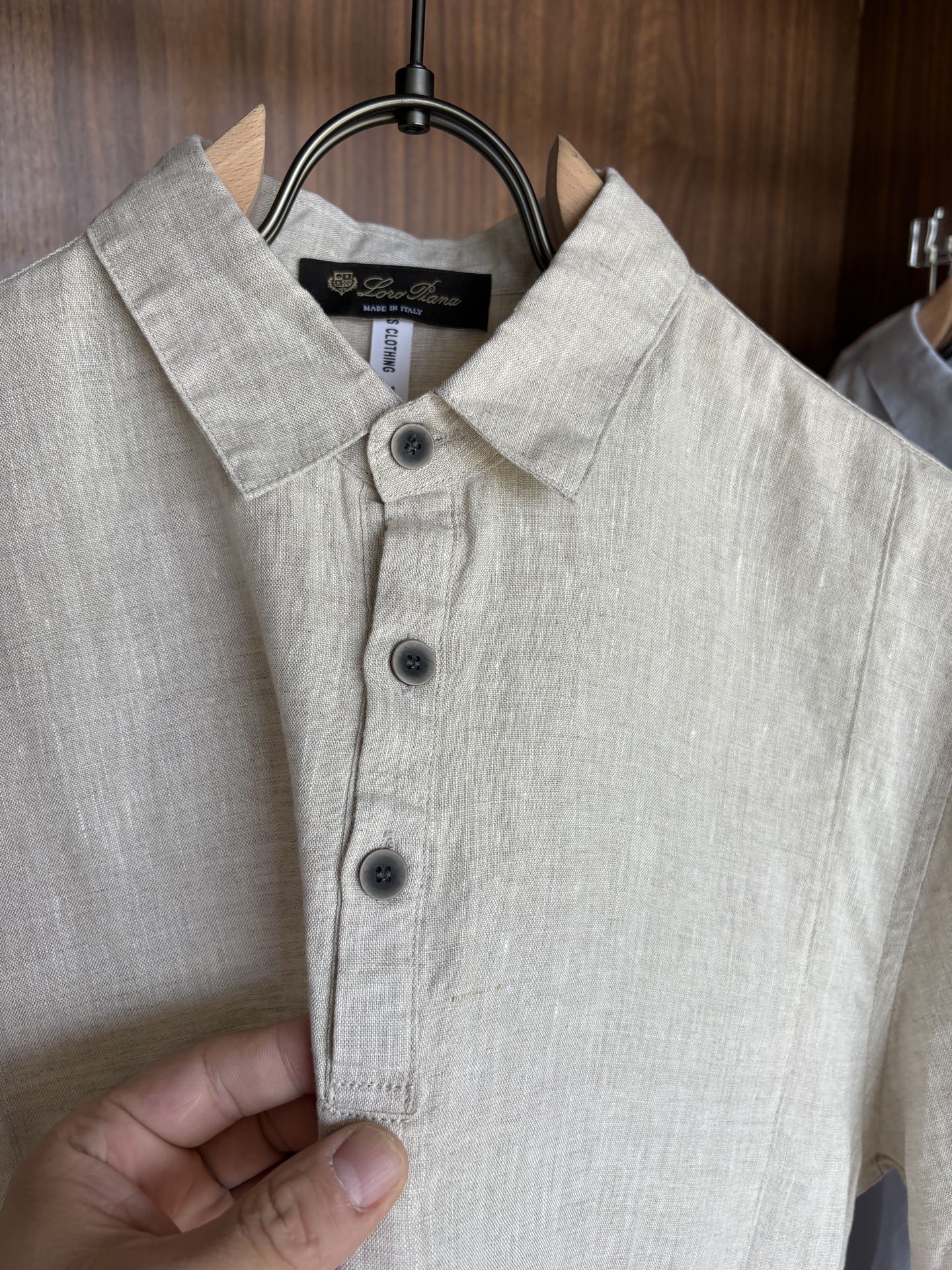 L家2025新款100%亚麻男士短袖，男装界的天花板，这款翻领麻料衫短袖精准到每一针的细腻工艺，完全区别