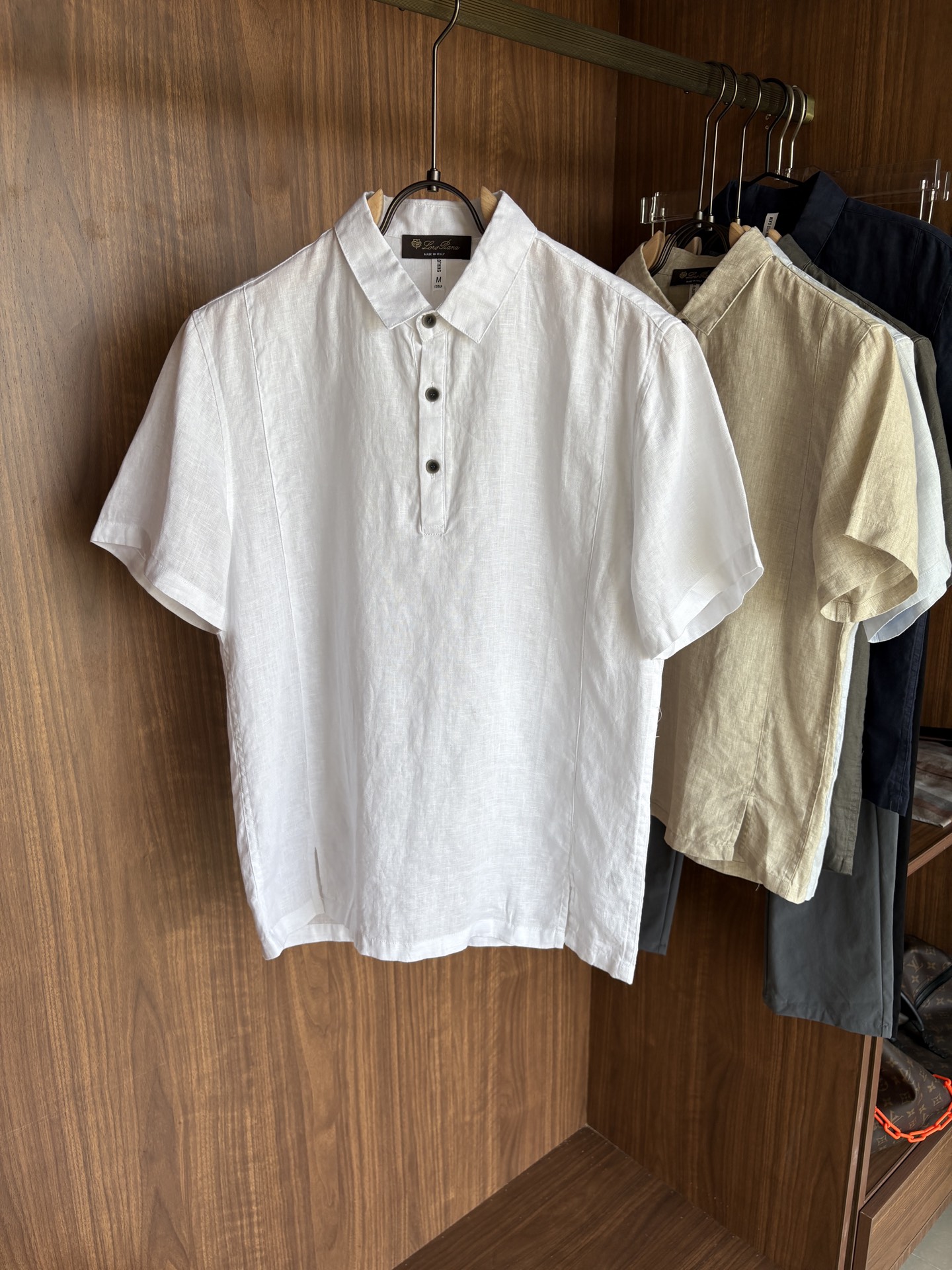 NO:486552,L's new linen men's short-sleeved sleeves, the ceiling of the men's clothing industry, this lapel linen shirt has a delicate craftsmanship precision in each needle, completely different from ordinary fabric cutting. The lines are smooth, the style is crisp, perfectly modifying the body, and the classic lapel design is simple but not atmospheric. The texture is silky, close to the body, skin-friendly and breathable!  Whether it is daily going out or business leisure, you can easily control it, demonstrating the elegant temperament of a man!  Code number M-3XL (48-56), louis vuitton, T-shirt, alexander wang19860909L家2025新款亚麻男士短袖,男装界的天花板,这款翻领麻料衫短袖精准到每一针的细腻工艺,完全区别于普通面料裁剪.线条流畅,版型挺括,完美修饰身形,经典翻领设计,简约而不失大气.质感丝滑,贴身亲肤透气！无论是日常出街还是商务休闲,都能轻松驾驭,彰显男士优雅气质！ 码数M-3XL（48-56）,,louis vuitton,T-shirt,alexander wang,Men's clothing