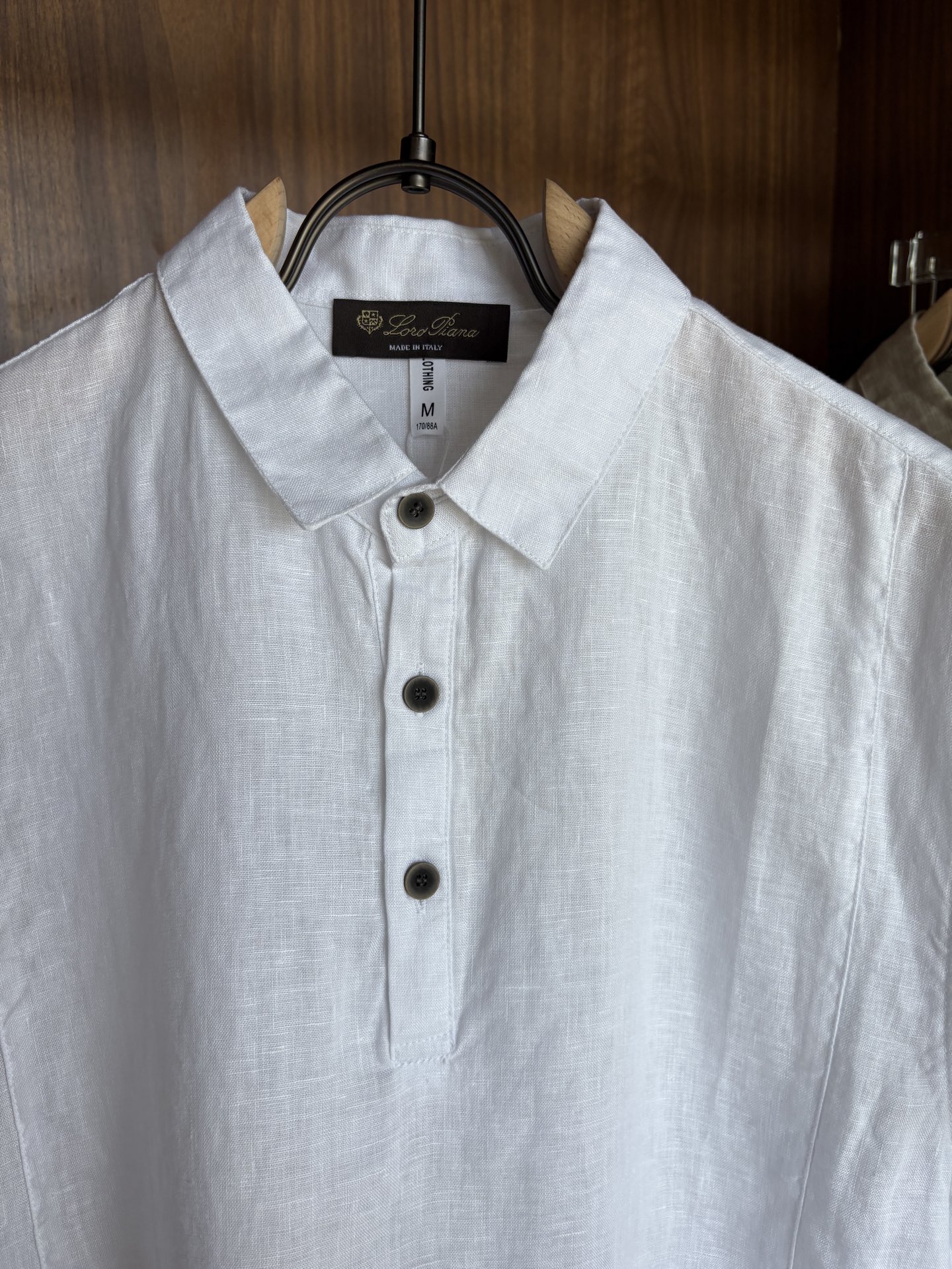 L家2025新款100%亚麻男士短袖，男装界的天花板，这款翻领麻料衫短袖精准到每一针的细腻工艺，完全区别