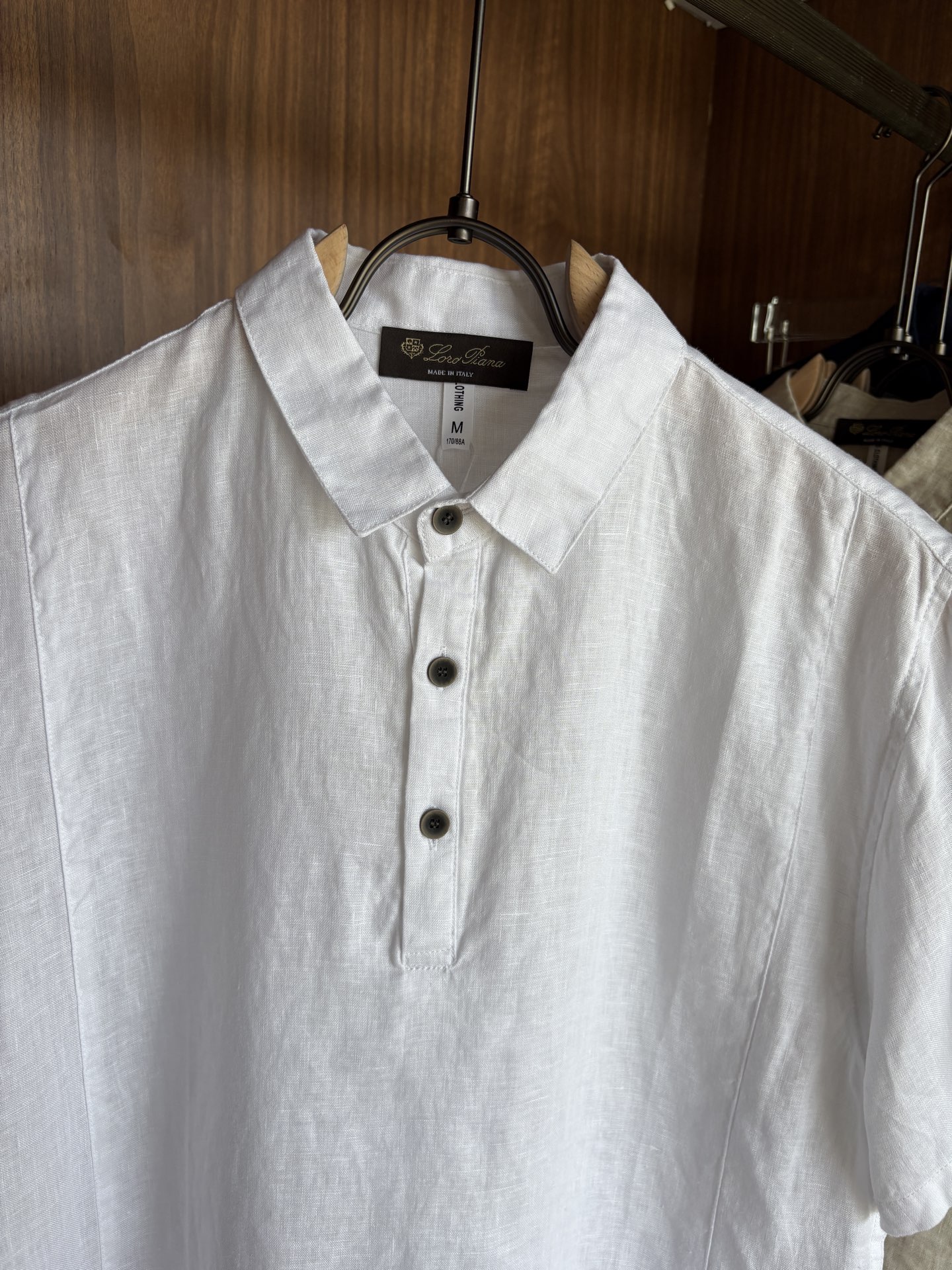 L家2025新款100%亚麻男士短袖，男装界的天花板，这款翻领麻料衫短袖精准到每一针的细腻工艺，完全区别