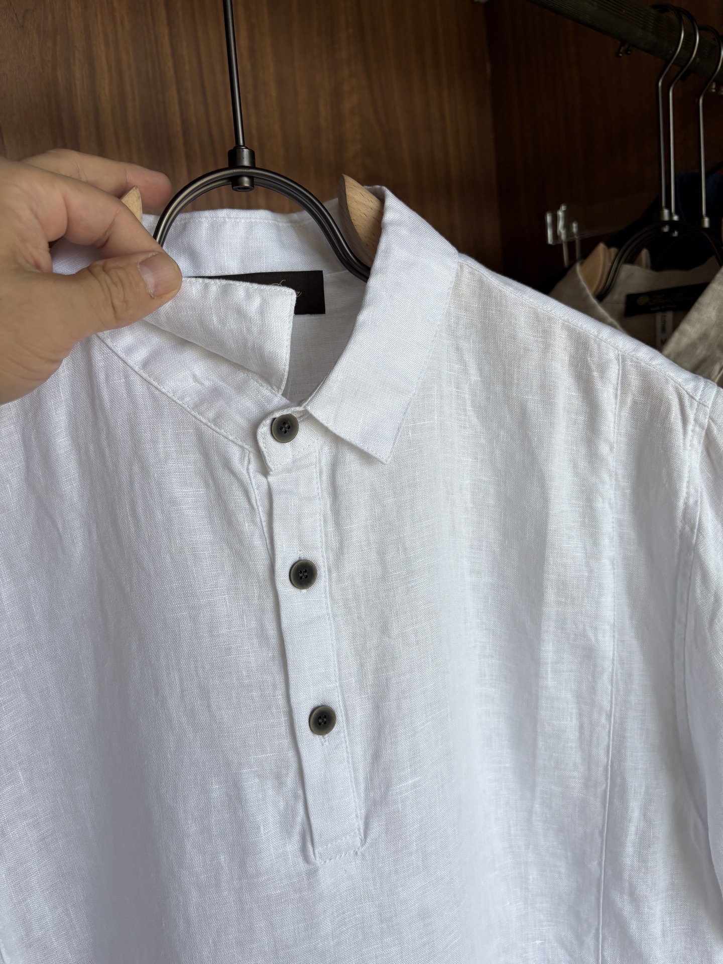 L家2025新款100%亚麻男士短袖，男装界的天花板，这款翻领麻料衫短袖精准到每一针的细腻工艺，完全区别