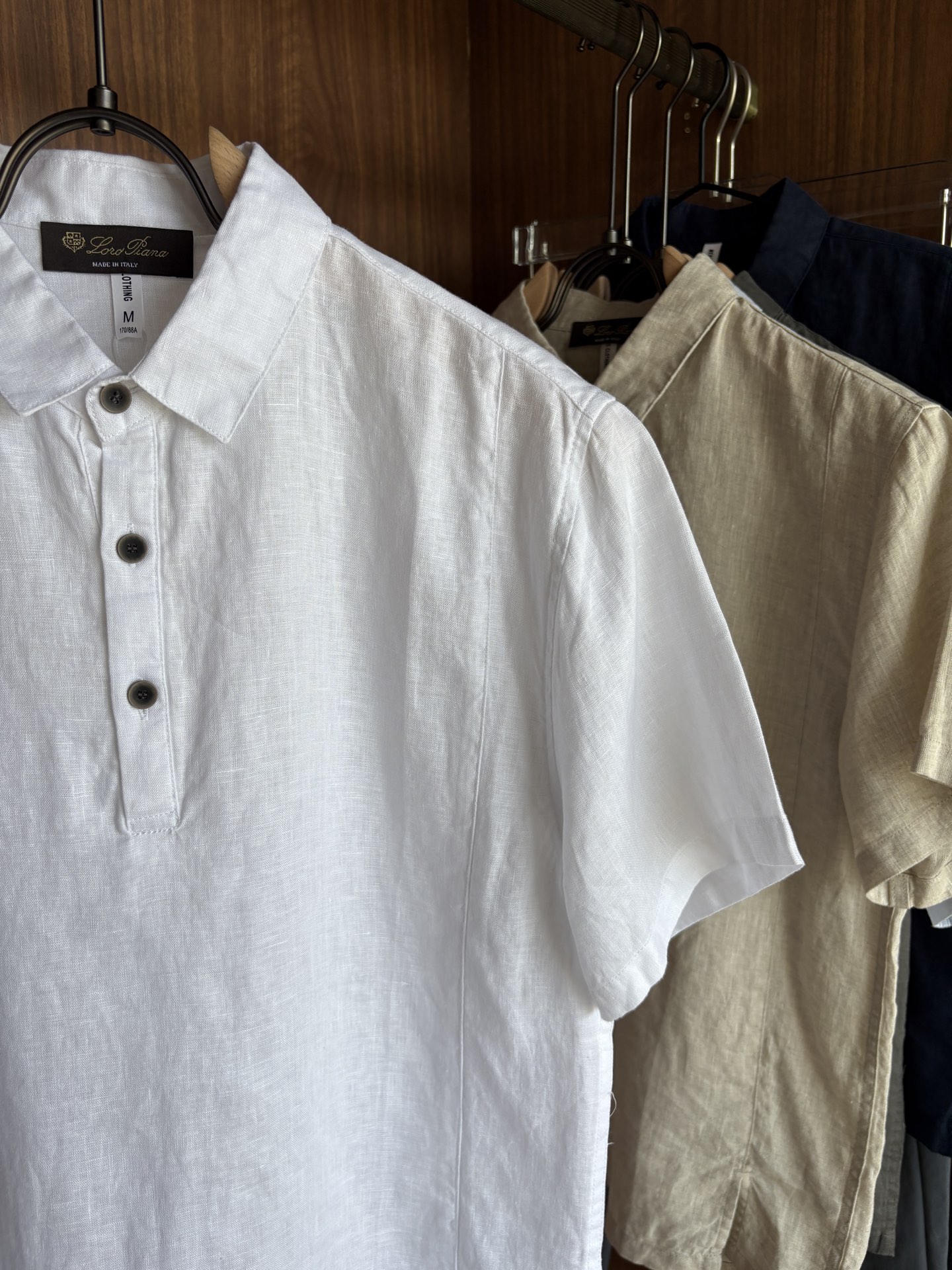 L家2025新款100%亚麻男士短袖，男装界的天花板，这款翻领麻料衫短袖精准到每一针的细腻工艺，完全区别