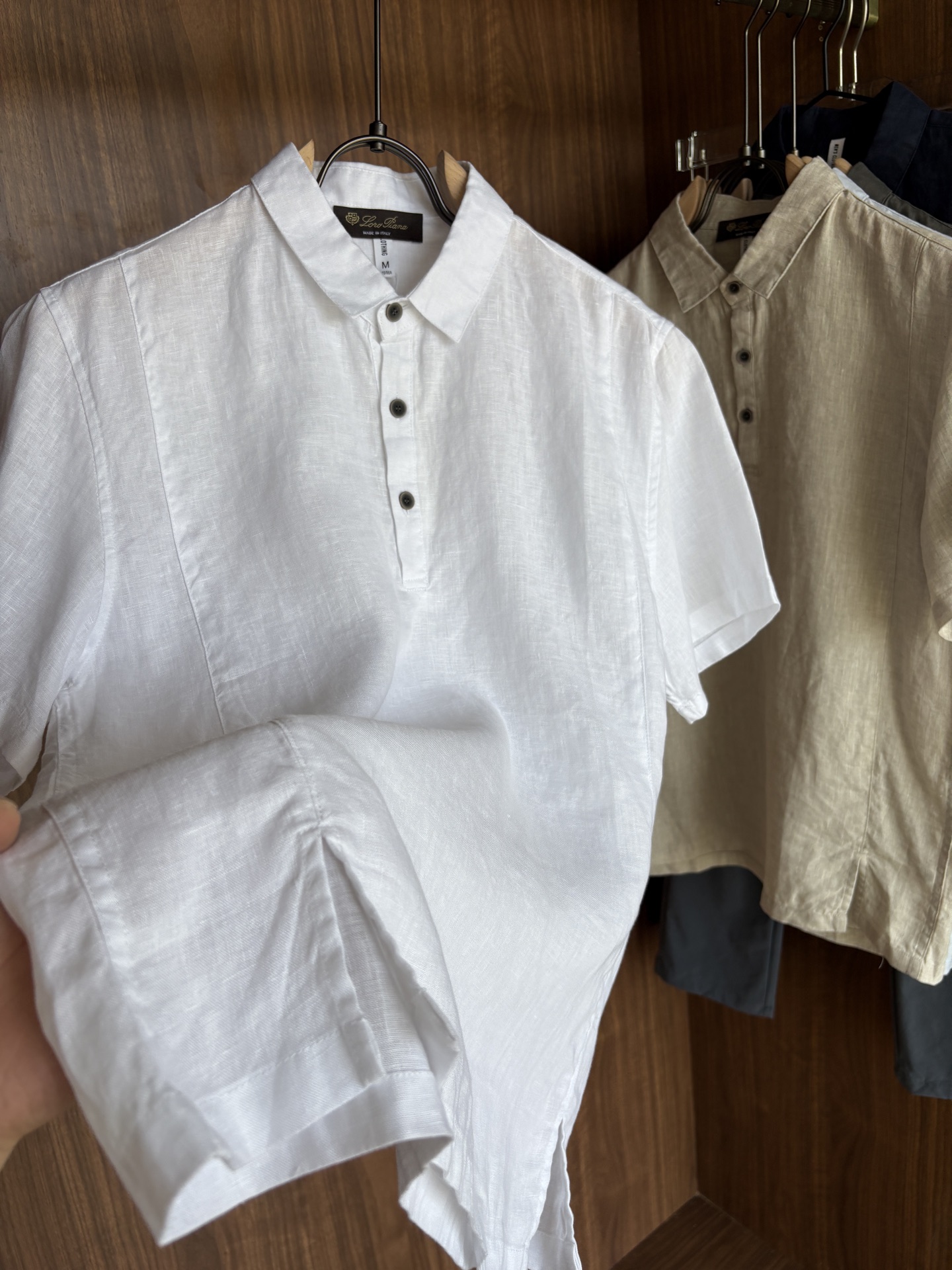 L家2025新款100%亚麻男士短袖，男装界的天花板，这款翻领麻料衫短袖精准到每一针的细腻工艺，完全区别