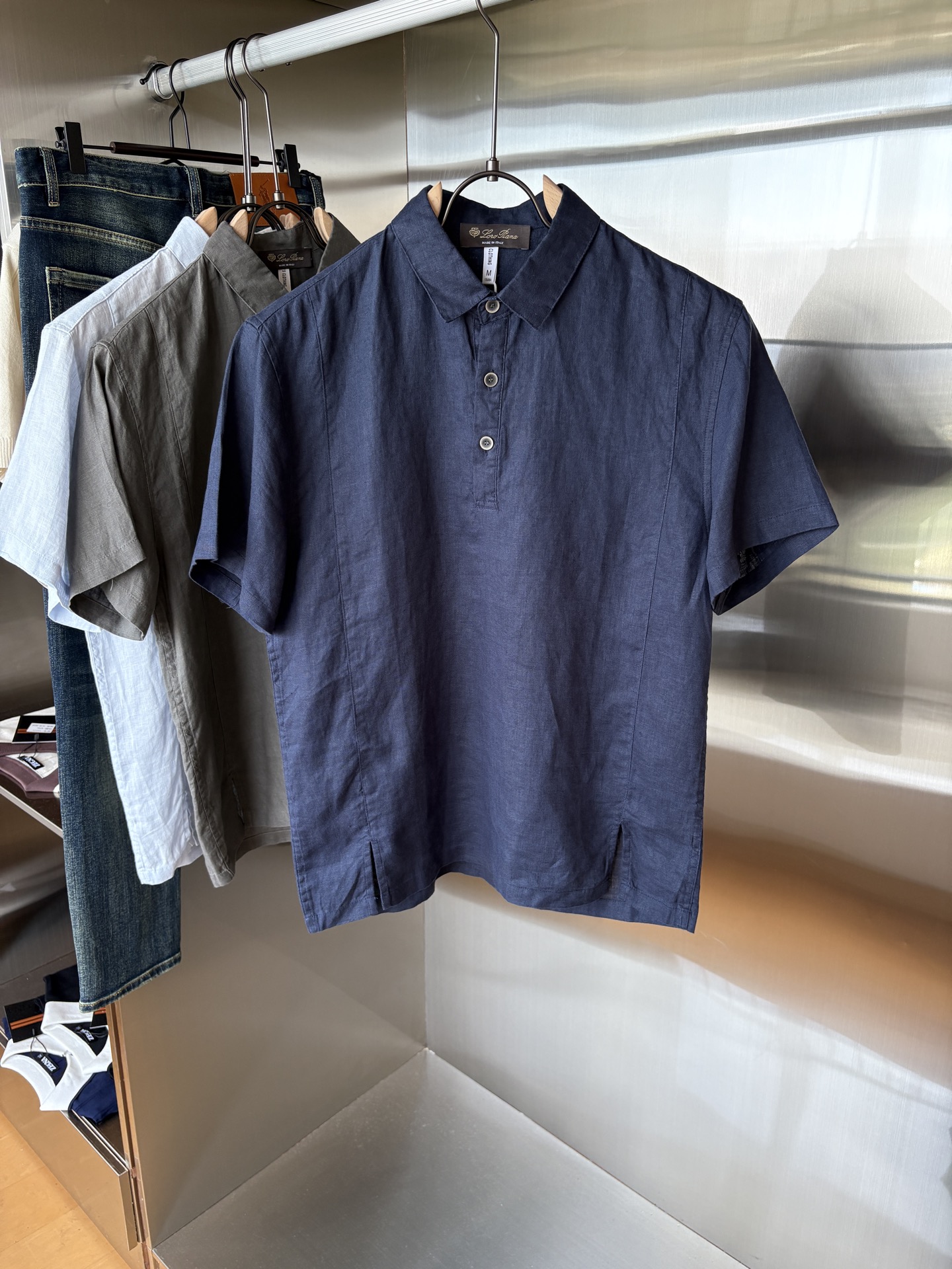 NO:473059,L's new linen men's short-sleeved sleeves, the ceiling of the men's clothing industry, this lapel linen shirt has a delicate craftsmanship precision in each needle, completely different from ordinary fabric cutting. The lines are smooth, the style is crisp, perfectly modifying the body, and the classic lapel design is simple but not atmospheric. The texture is silky, close to the body, skin-friendly and breathable!  Whether it is daily going out or business leisure, you can easily control it, demonstrating the elegant temperament of a man!  Code number M-3XL (48-56), louis vuitton, T-shirt, alexander wang19860909L家2025新款亚麻男士短袖,男装界的天花板,这款翻领麻料衫短袖精准到每一针的细腻工艺,完全区别于普通面料裁剪.线条流畅,版型挺括,完美修饰身形,经典翻领设计,简约而不失大气.质感丝滑,贴身亲肤透气！无论是日常出街还是商务休闲,都能轻松驾驭,彰显男士优雅气质！ 码数M-3XL（48-56）,,louis vuitton,T-shirt,alexander wang,Men's clothing