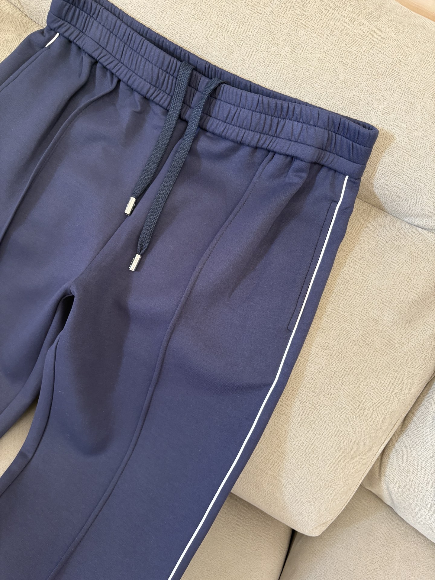 重磅推荐 男士套装 简约百搭款，不挑人穿，腰部松紧抽绳设计 出口订单标准，所有细节处理都非常到位；采用特