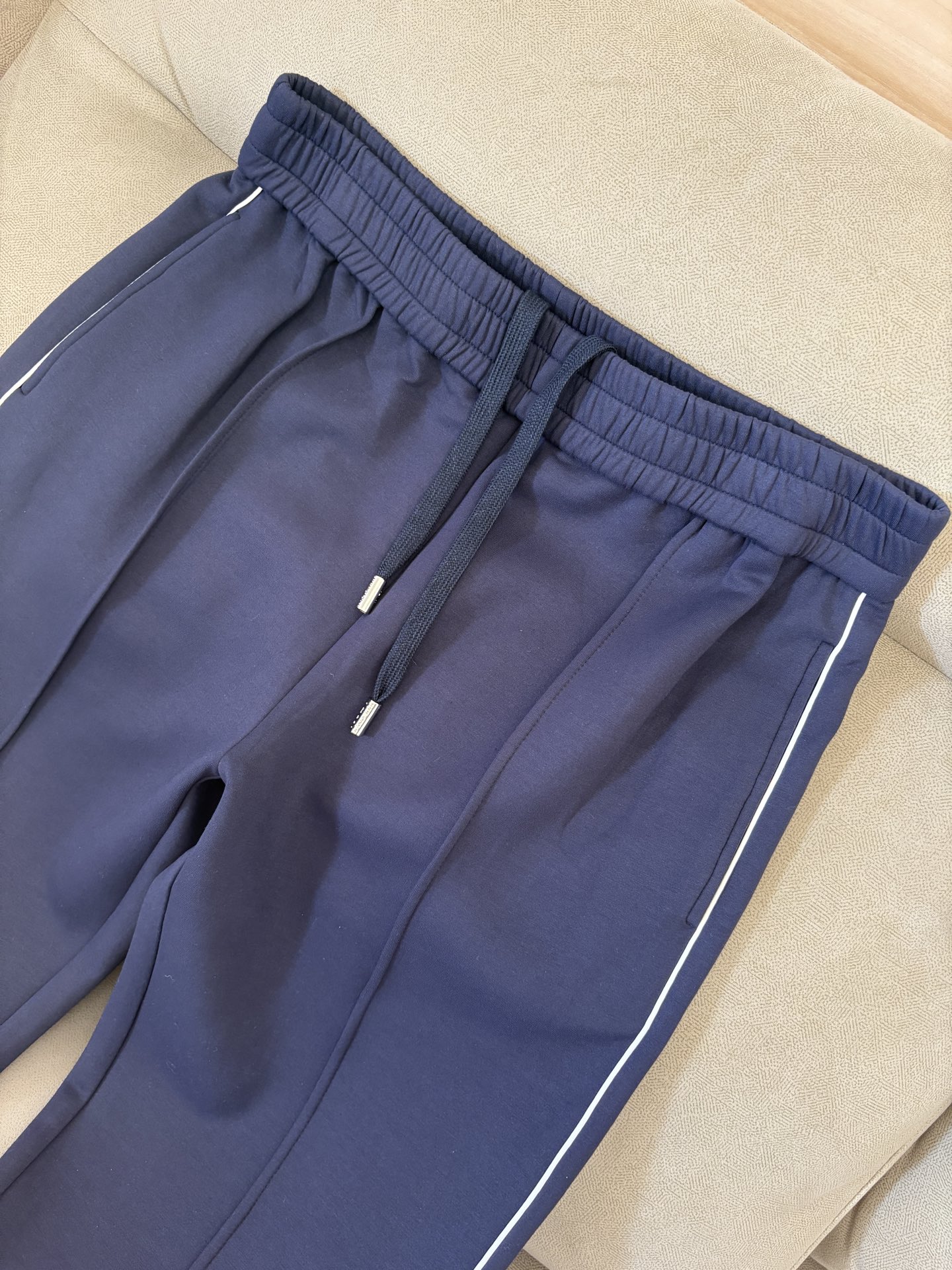 重磅推荐 男士套装 简约百搭款，不挑人穿，腰部松紧抽绳设计 出口订单标准，所有细节处理都非常到位；采用特