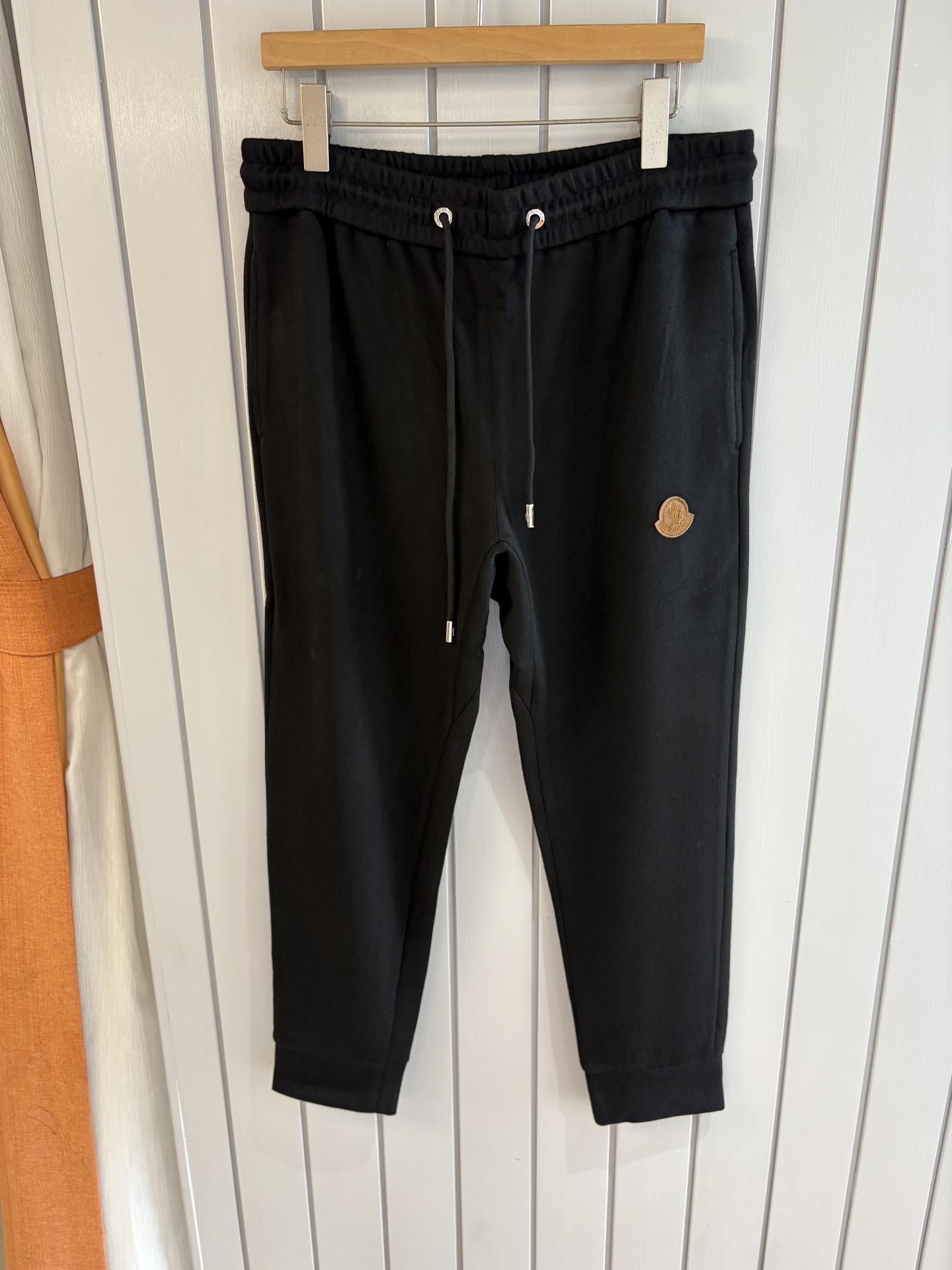 NO:475562,Heavy recommendation Men's suit Simple and versatile, not picky for people to wear, waist elastic drawstring design Export order standard, all details are handled in place; special 3D three-dimensional surround cutting technology, which has both the velvet texture of wool and the skin-friendly and comfortable feeling of hoodies, soft and glutinous feel, without losing backbone, good stretchability, good warmth, delicate and delicate texture, very high density, long-lasting wear, no fading and no deformation after washing M-3XL,,alexander wang19860909重磅推荐 男士套装 简约百搭款,不挑人穿,腰部松紧抽绳设计 出口订单标准,所有细节处理都非常到位；采用特殊3D立体环绕裁剪工艺 ,既有羊毛的绒绒质感,又有卫裤的亲肤舒适感,手感软糯,而又不失骨干,穿着舒展性好,保暖性好,纹理细腻精致,密度非常得高,久穿久洗不褪色不变形 M-3XL,,alexander wang,Men's clothing