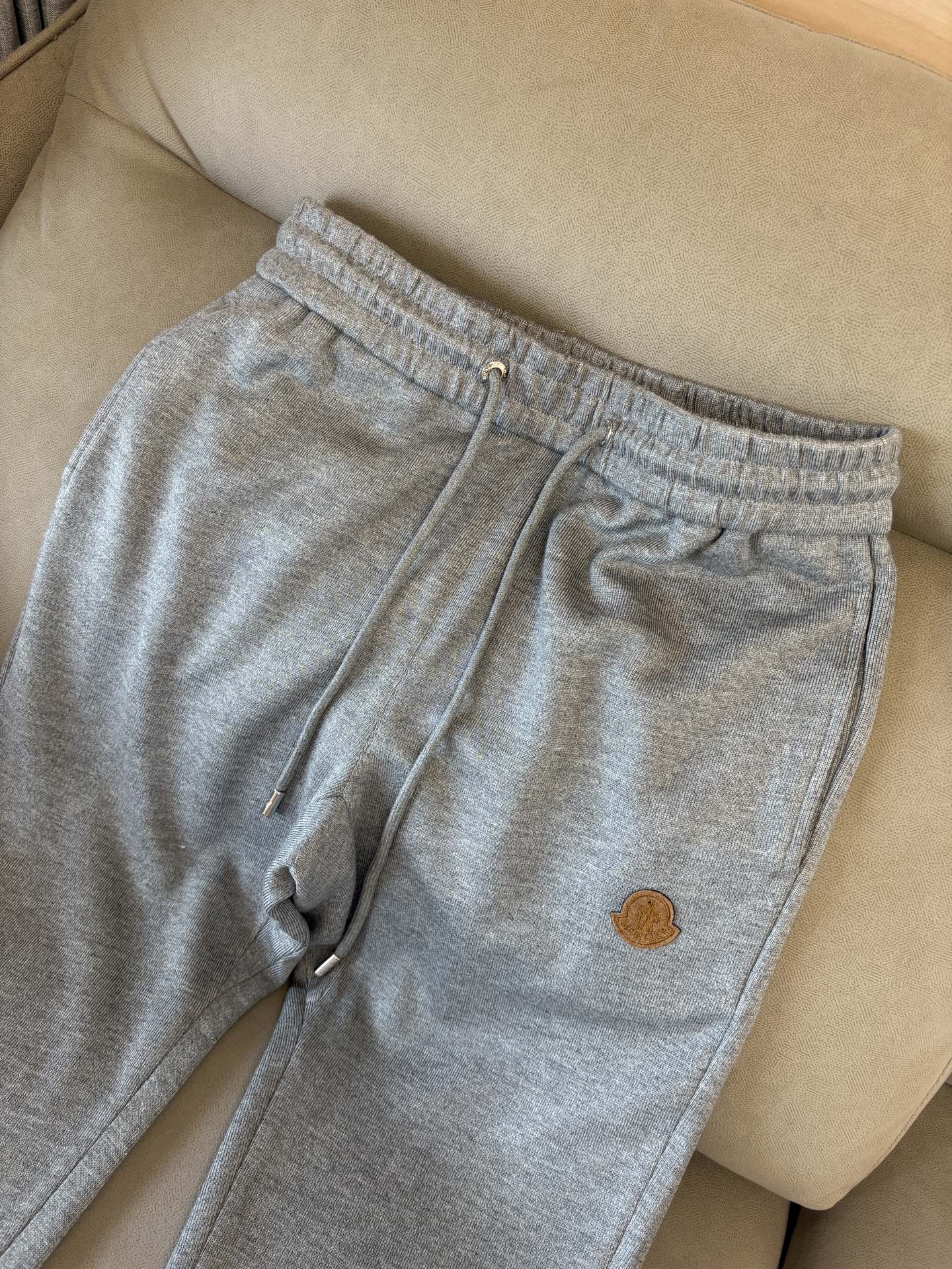 重磅推荐 男士套装 简约百搭款，不挑人穿，腰部松紧抽绳设计 出口订单标准，所有细节处理都非常到位；采用特