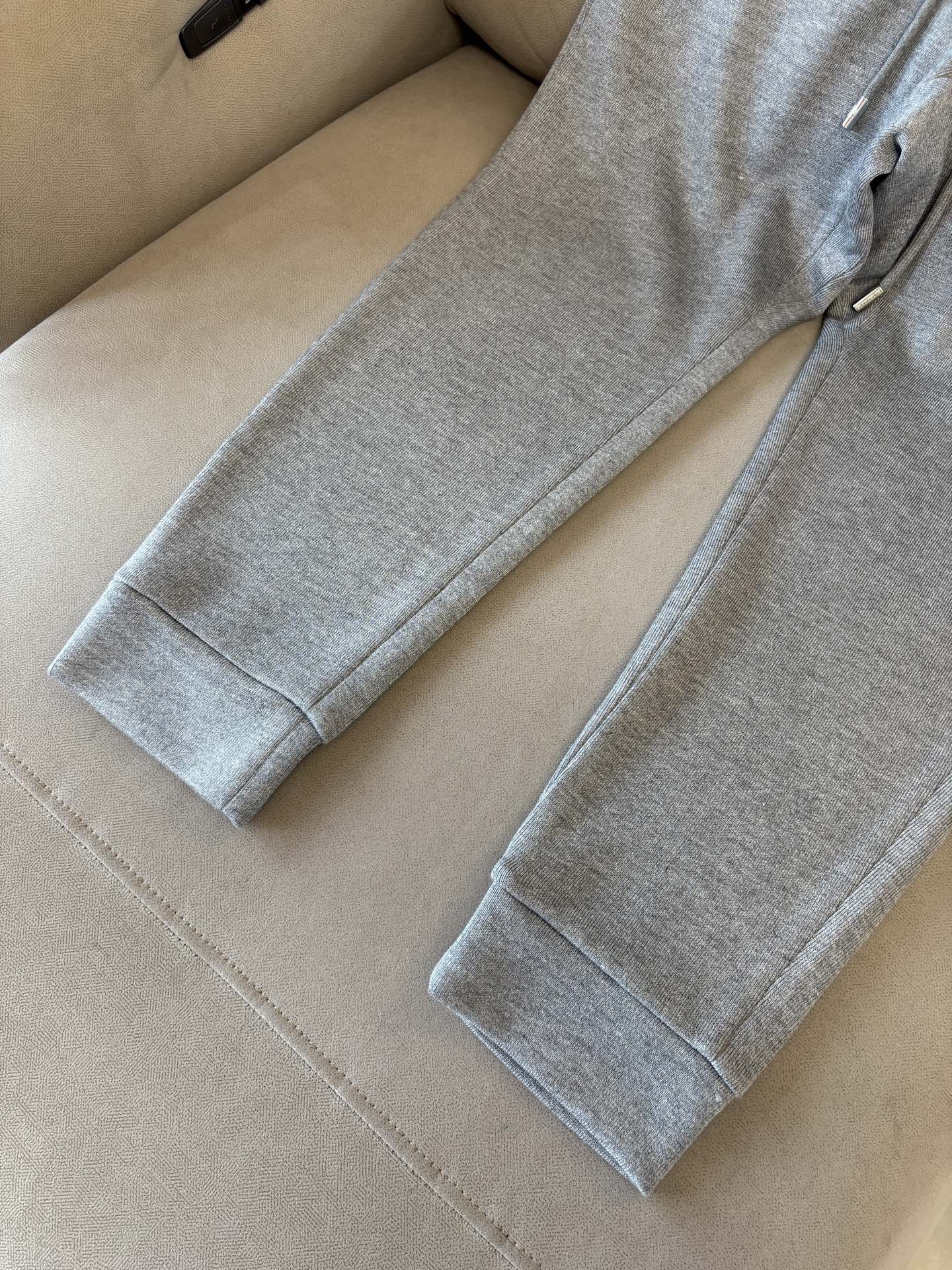 重磅推荐 男士套装 简约百搭款，不挑人穿，腰部松紧抽绳设计 出口订单标准，所有细节处理都非常到位；采用特