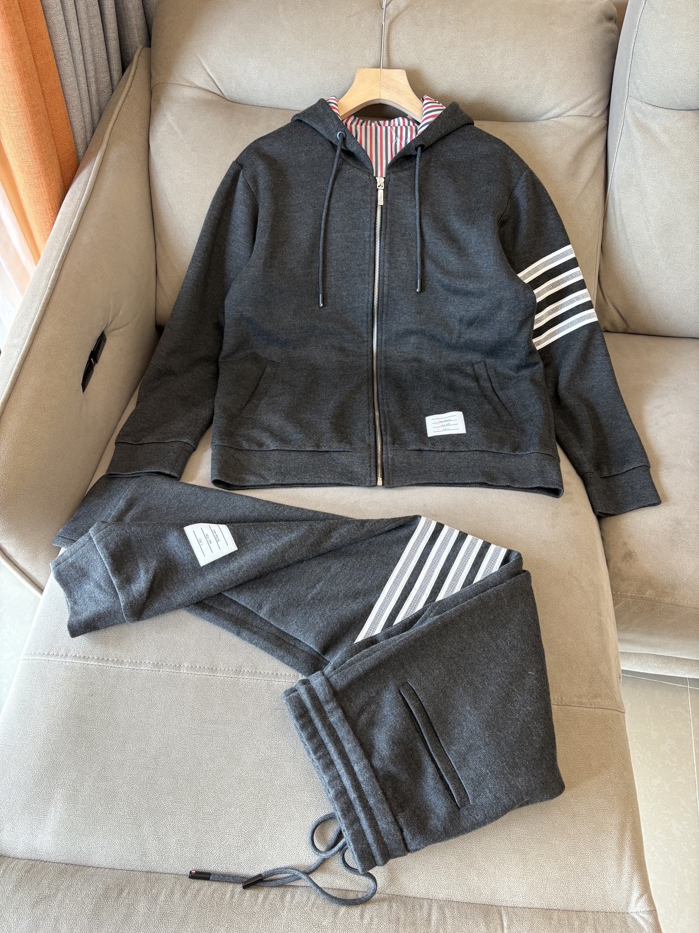 NO:475569,Heavy recommendation Men's suit Simple and versatile, not picky for people to wear, waist elastic drawstring design Export order standard, all details are handled in place; special 3D three-dimensional surround cutting technology, which has both the velvet texture of wool and the skin-friendly and comfortable feeling of hoodies, soft and glutinous feel, without losing backbone, good wear stretchability, good warmth, delicate texture, very high density, long-lasting wear, no fading and no deformation after washing M-3XL,,alexander wang19860909重磅推荐 男士套装 简约百搭款,不挑人穿,腰部松紧抽绳设计 出口订单标准,所有细节处理都非常到位；采用特殊3D立体环绕裁剪工艺 ,既有羊毛的绒绒质感,又有卫裤的亲肤舒适感,手感软糯,而又不失骨干,穿着舒展性好,保暖性好,纹理细腻精致,密度非常得高,久穿久洗不褪色不变形 M-3XL,,alexander wang,Men's clothing