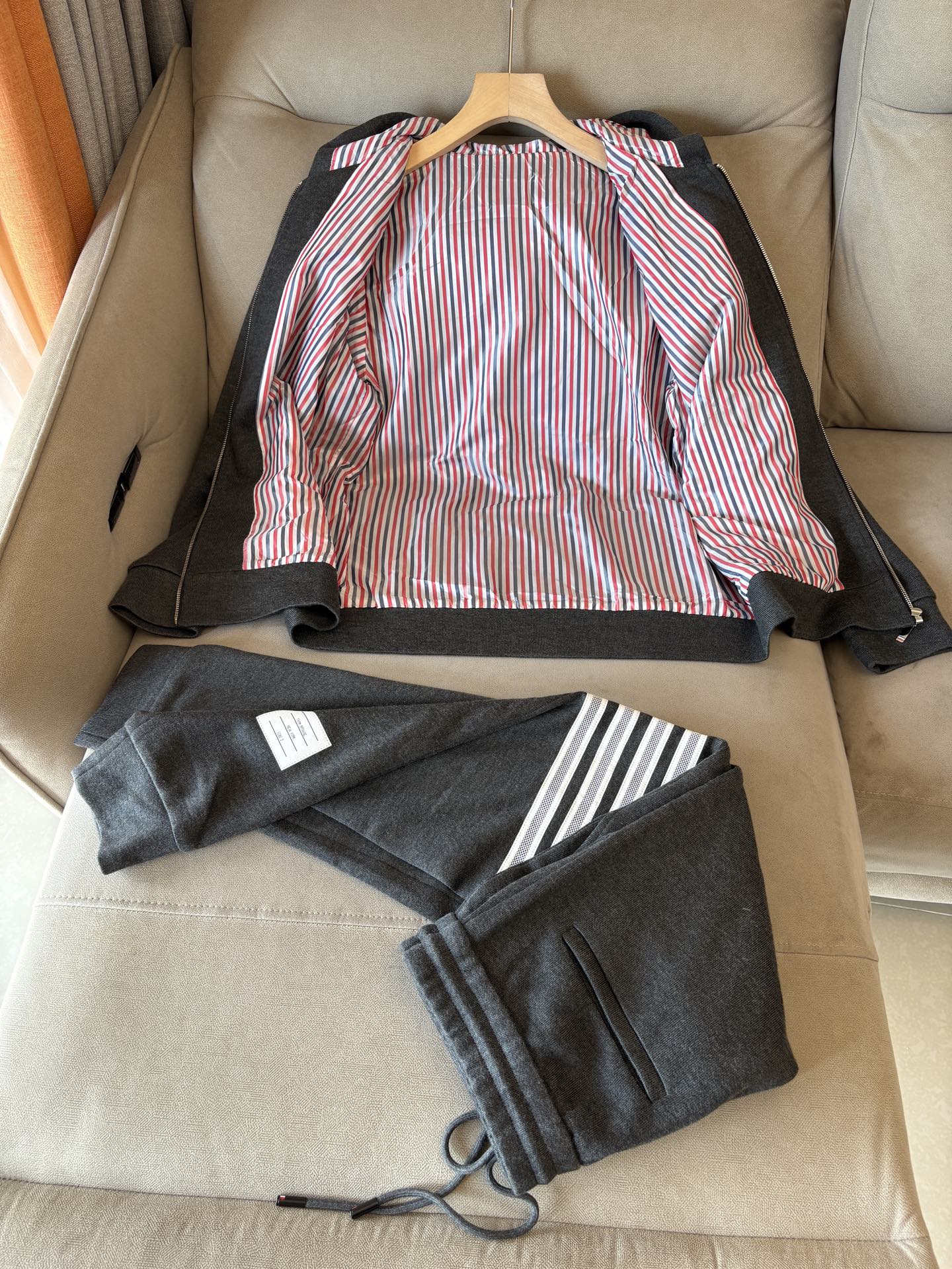 重磅推荐 男士套装 简约百搭款，不挑人穿，腰部松紧抽绳设计 出口订单标准，所有细节处理都非常到位；采用特