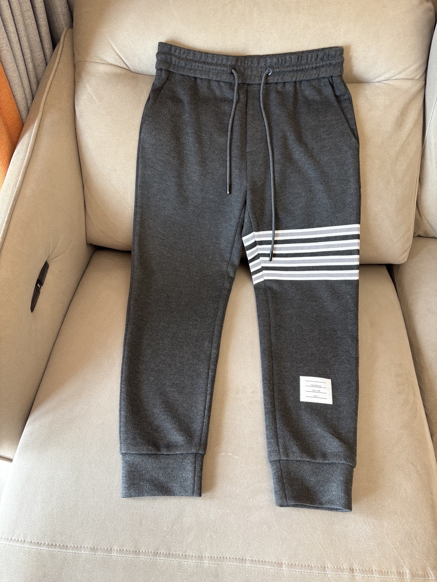 重磅推荐 男士套装 简约百搭款，不挑人穿，腰部松紧抽绳设计 出口订单标准，所有细节处理都非常到位；采用特