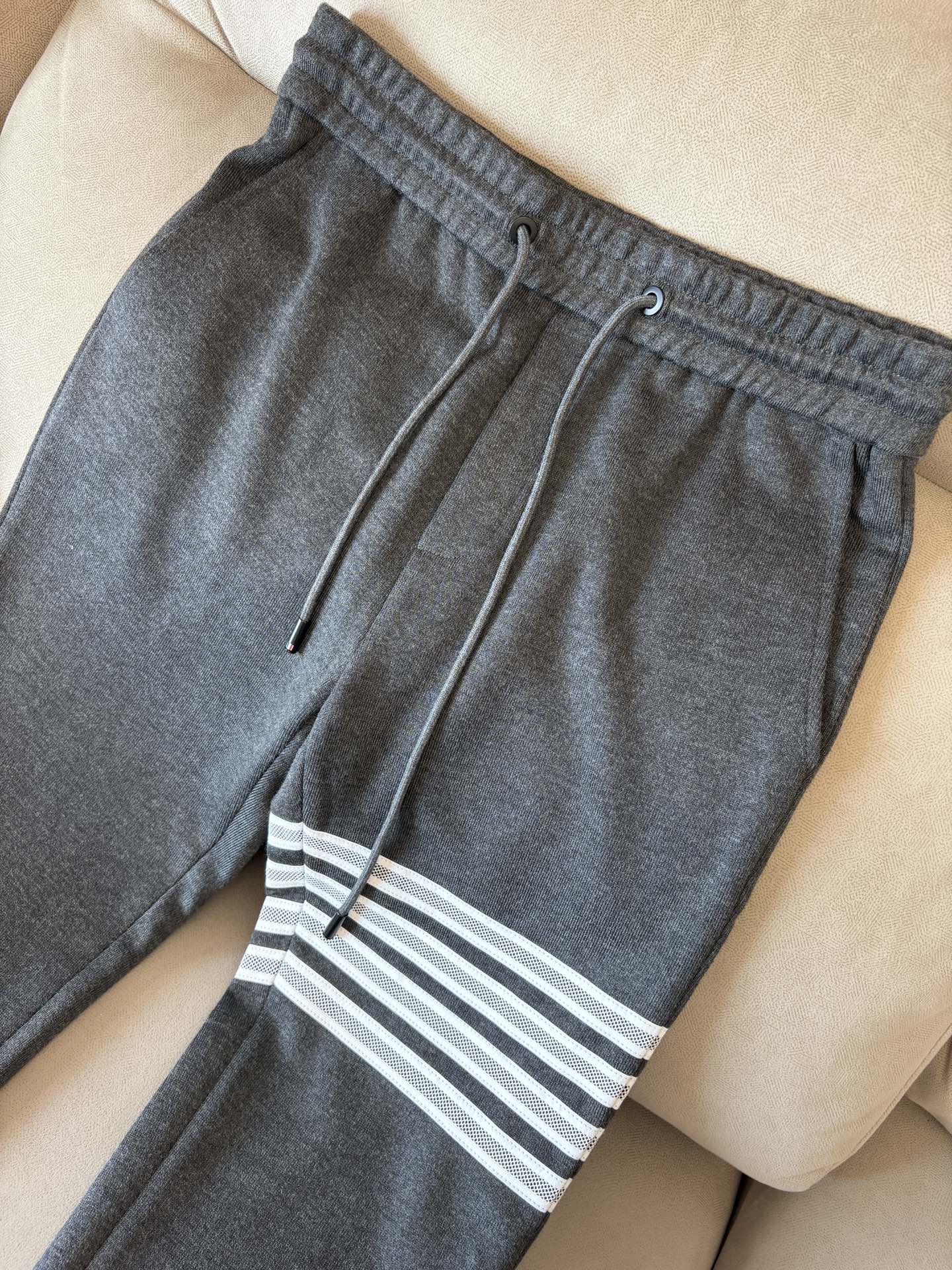 重磅推荐 男士套装 简约百搭款，不挑人穿，腰部松紧抽绳设计 出口订单标准，所有细节处理都非常到位；采用特