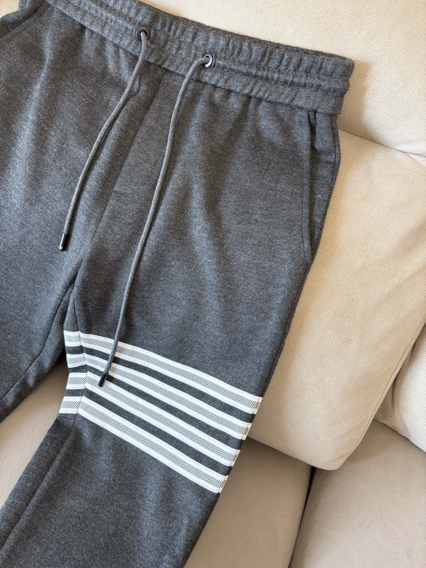 重磅推荐 男士套装 简约百搭款，不挑人穿，腰部松紧抽绳设计 出口订单标准，所有细节处理都非常到位；采用特