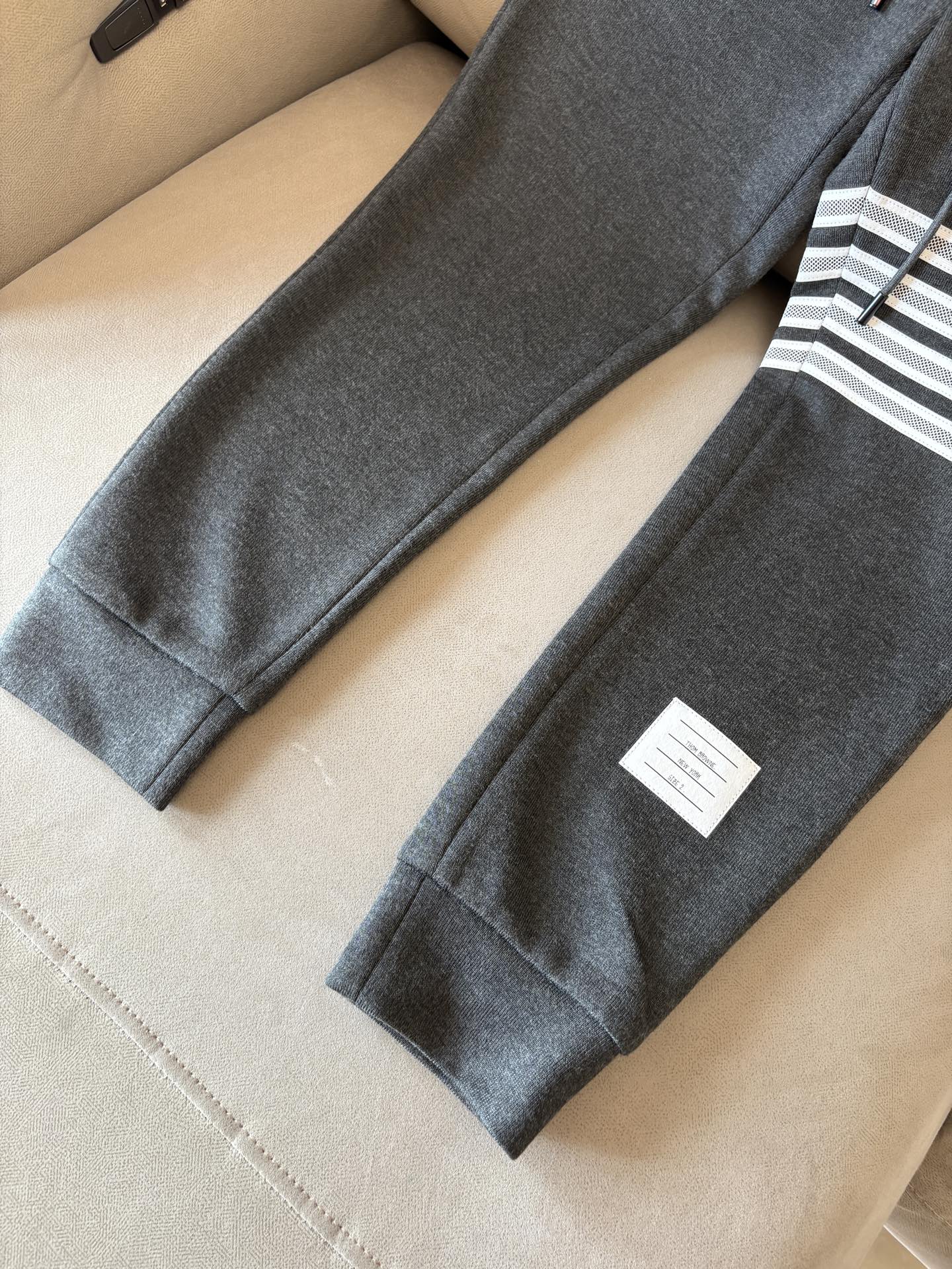 重磅推荐 男士套装 简约百搭款，不挑人穿，腰部松紧抽绳设计 出口订单标准，所有细节处理都非常到位；采用特