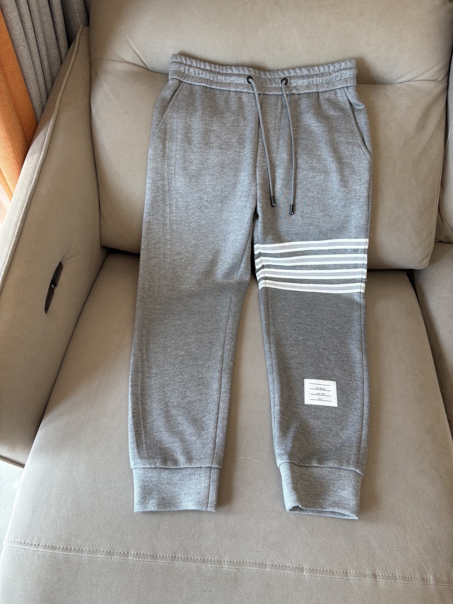 重磅推荐 男士套装 简约百搭款，不挑人穿，腰部松紧抽绳设计 出口订单标准，所有细节处理都非常到位；采用特