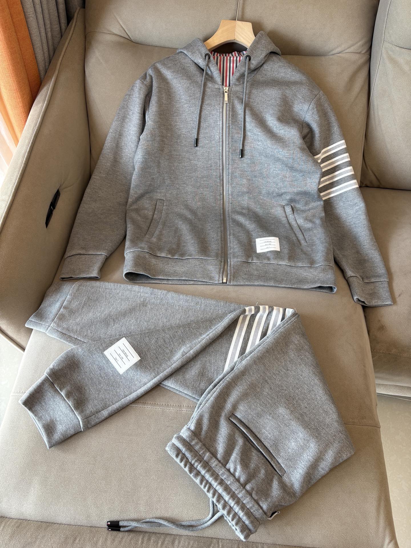 重磅推荐 男士套装 简约百搭款，不挑人穿，腰部松紧抽绳设计 出口订单标准，所有细节处理都非常到位；采用特