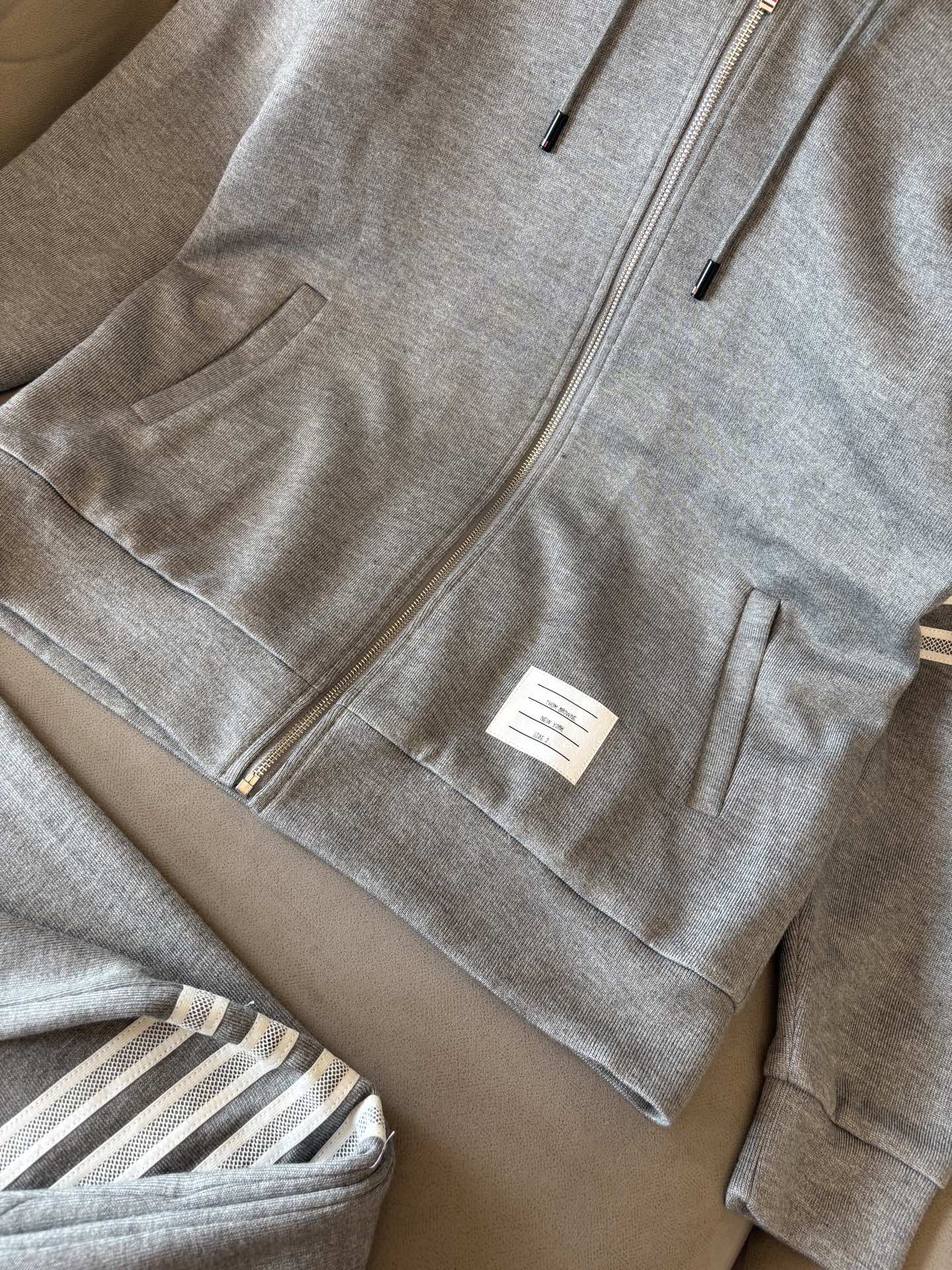 重磅推荐 男士套装 简约百搭款，不挑人穿，腰部松紧抽绳设计 出口订单标准，所有细节处理都非常到位；采用特