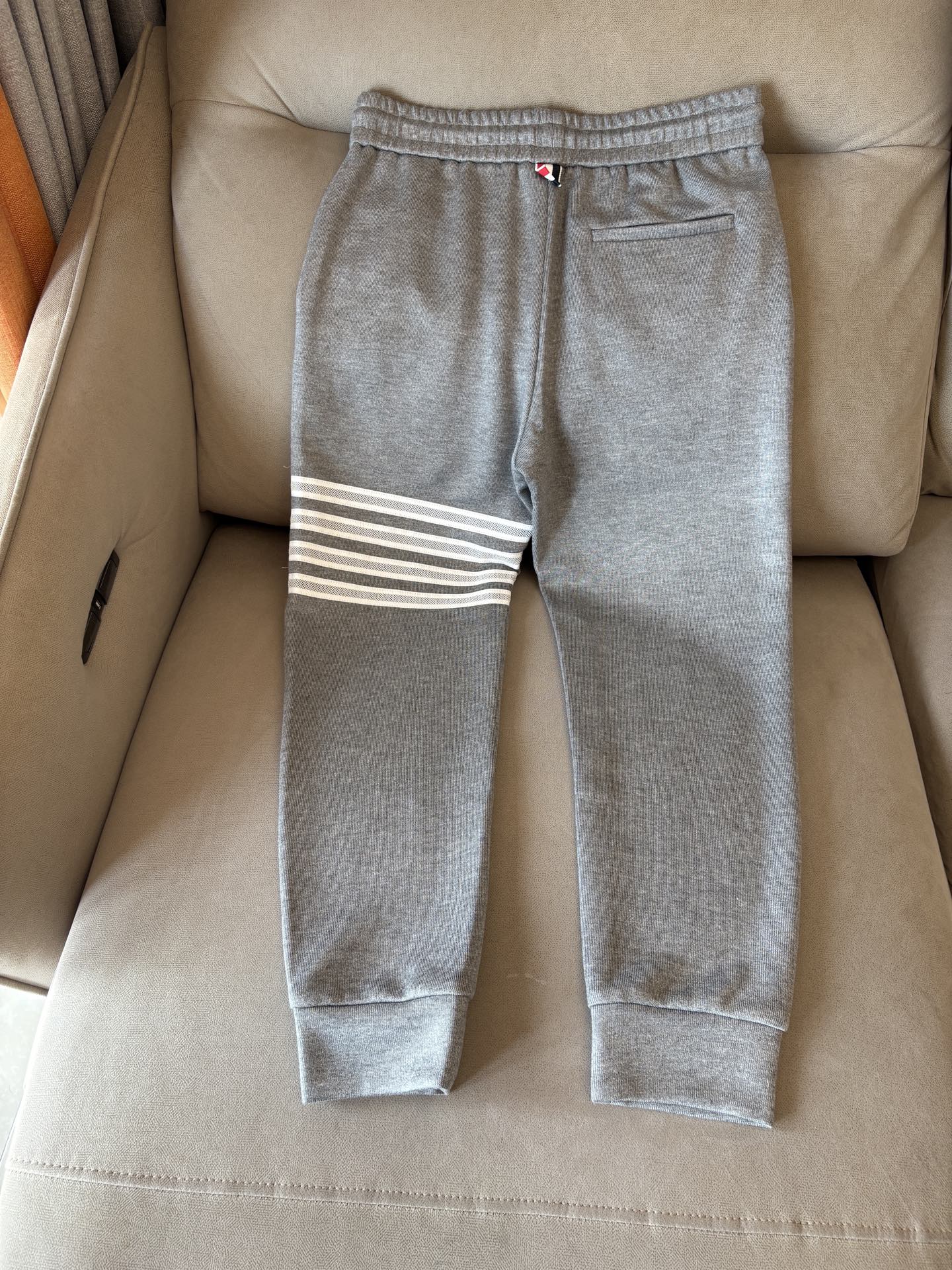 重磅推荐 男士套装 简约百搭款，不挑人穿，腰部松紧抽绳设计 出口订单标准，所有细节处理都非常到位；采用特