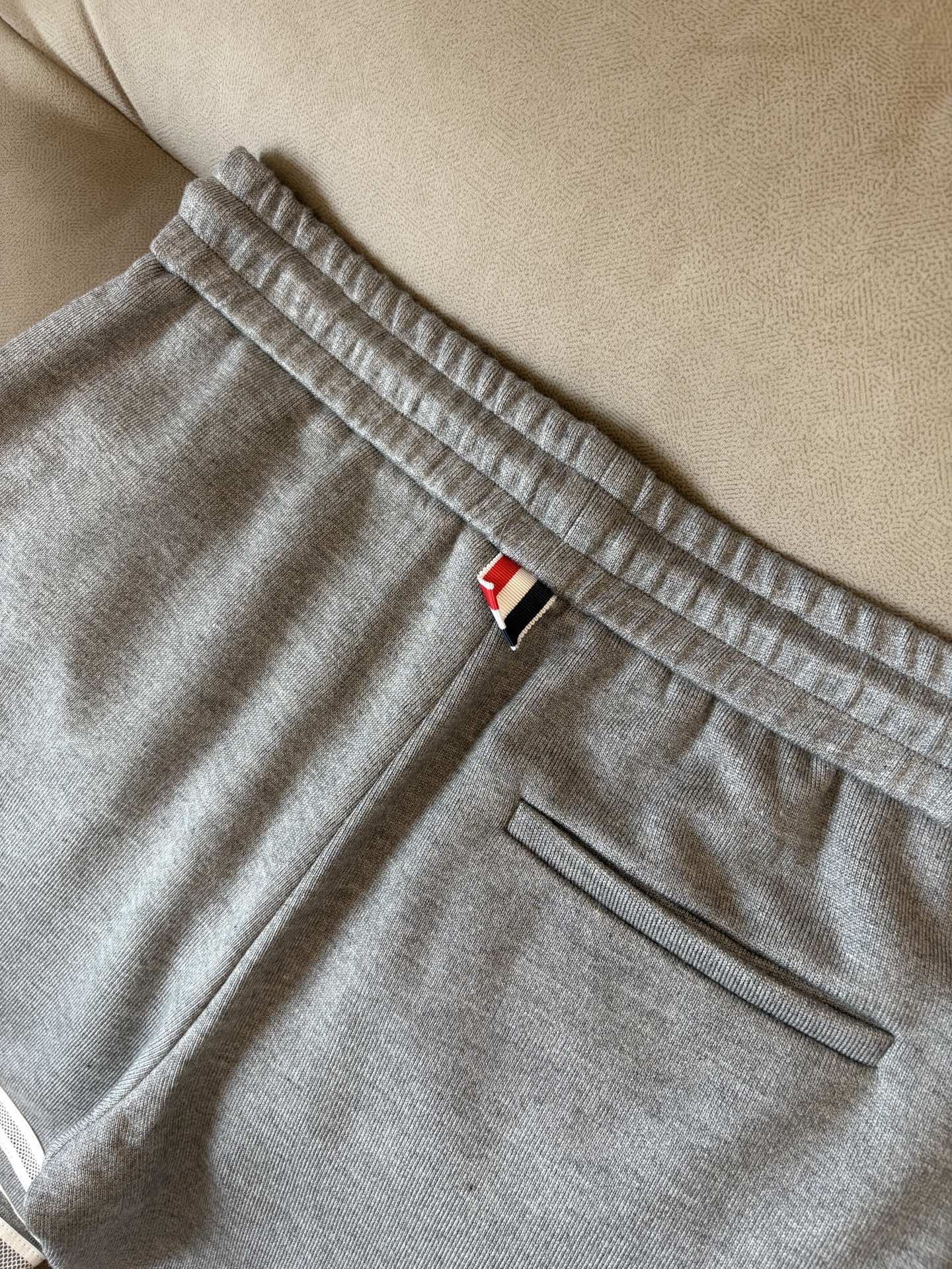 重磅推荐 男士套装 简约百搭款，不挑人穿，腰部松紧抽绳设计 出口订单标准，所有细节处理都非常到位；采用特