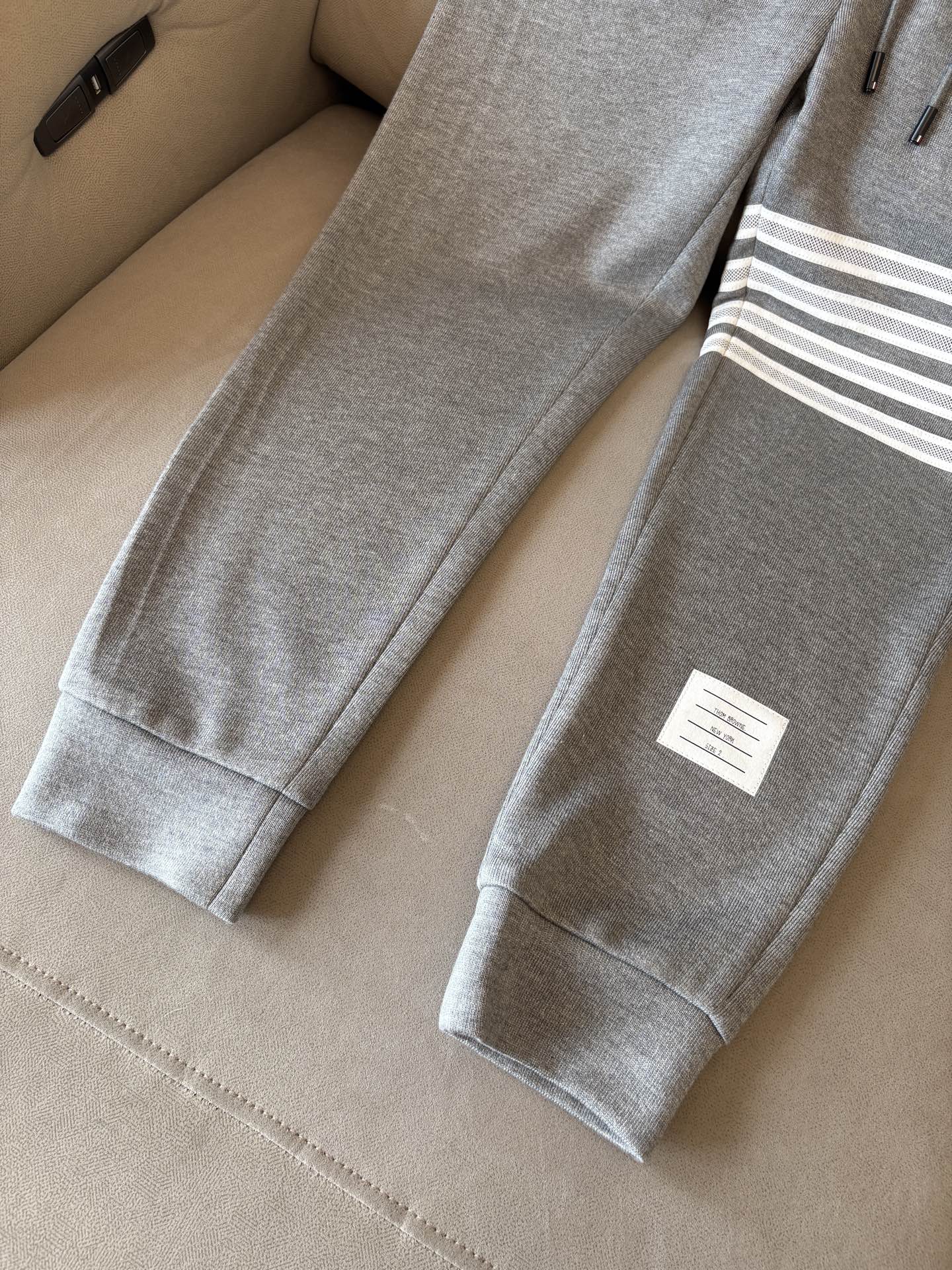 重磅推荐 男士套装 简约百搭款，不挑人穿，腰部松紧抽绳设计 出口订单标准，所有细节处理都非常到位；采用特