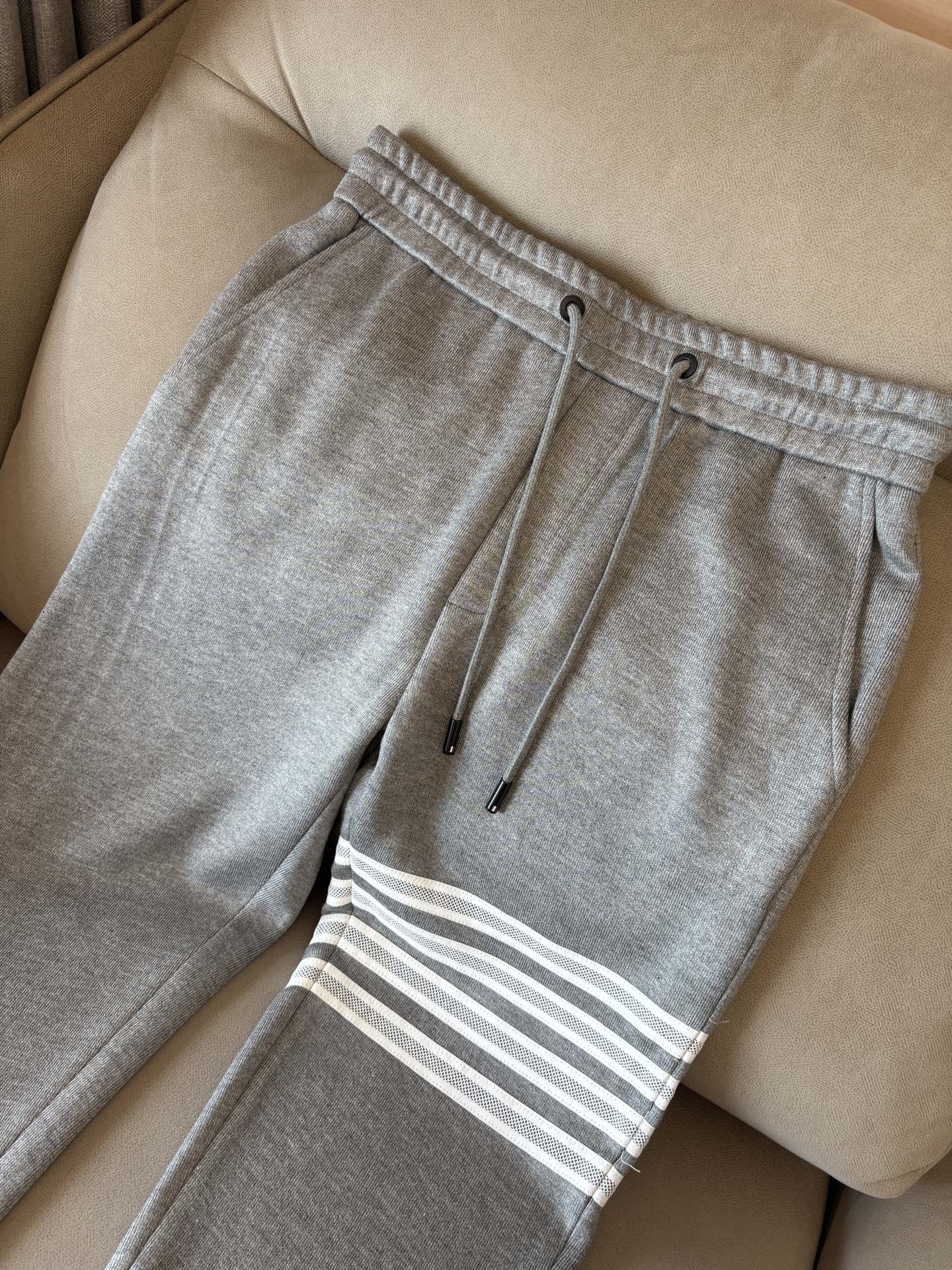 重磅推荐 男士套装 简约百搭款，不挑人穿，腰部松紧抽绳设计 出口订单标准，所有细节处理都非常到位；采用特