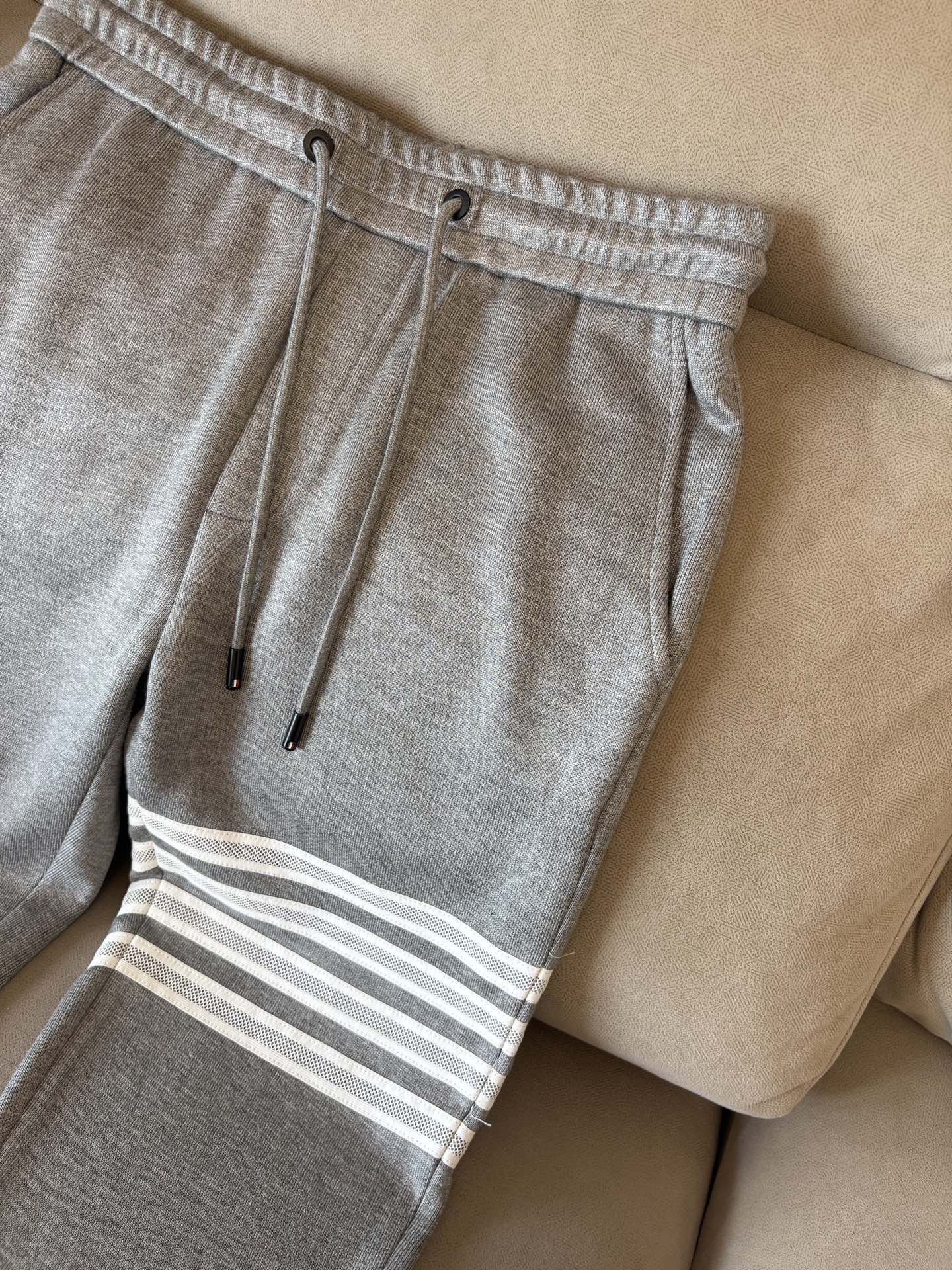 重磅推荐 男士套装 简约百搭款，不挑人穿，腰部松紧抽绳设计 出口订单标准，所有细节处理都非常到位；采用特