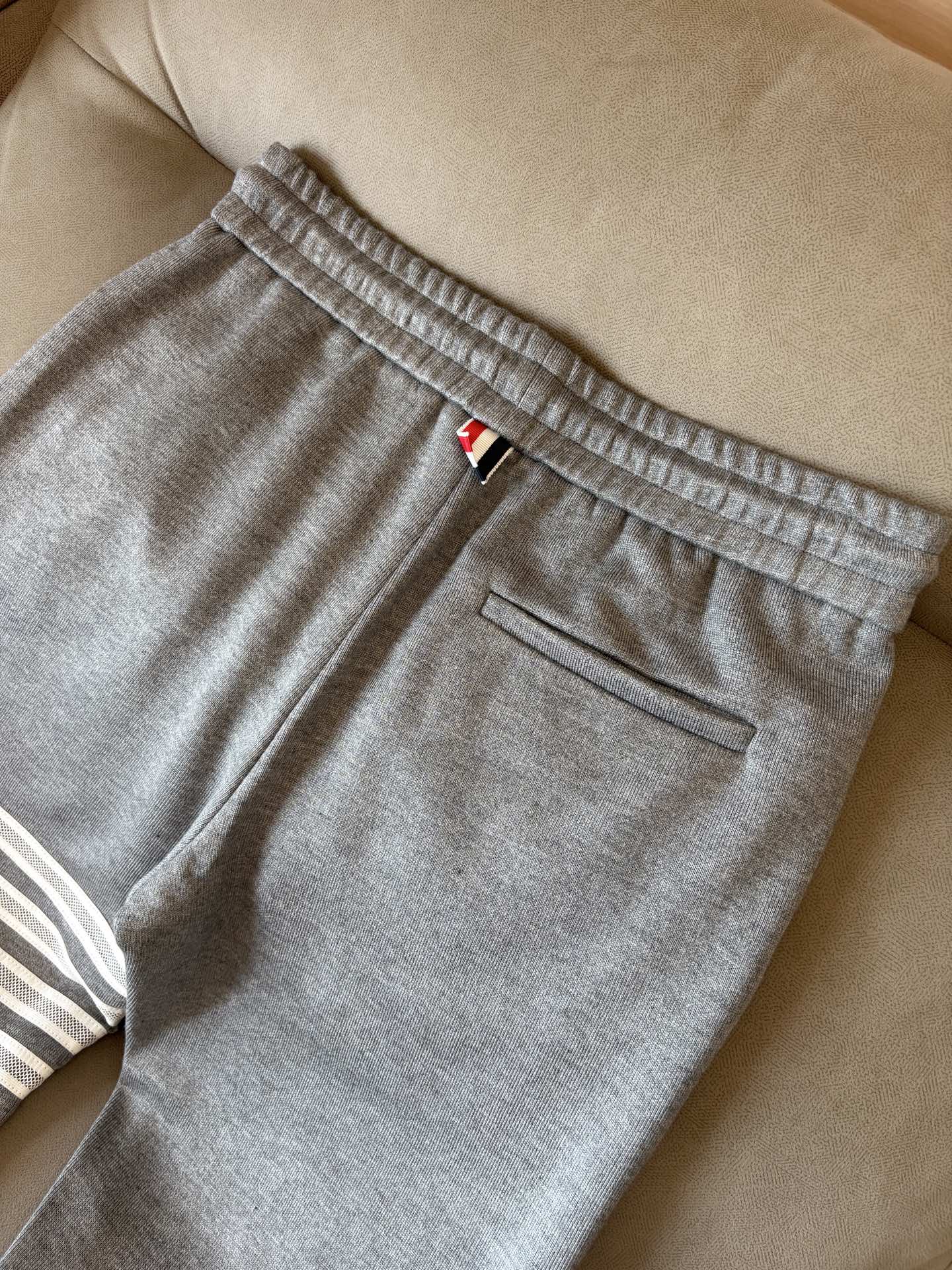 重磅推荐 男士套装 简约百搭款，不挑人穿，腰部松紧抽绳设计 出口订单标准，所有细节处理都非常到位；采用特