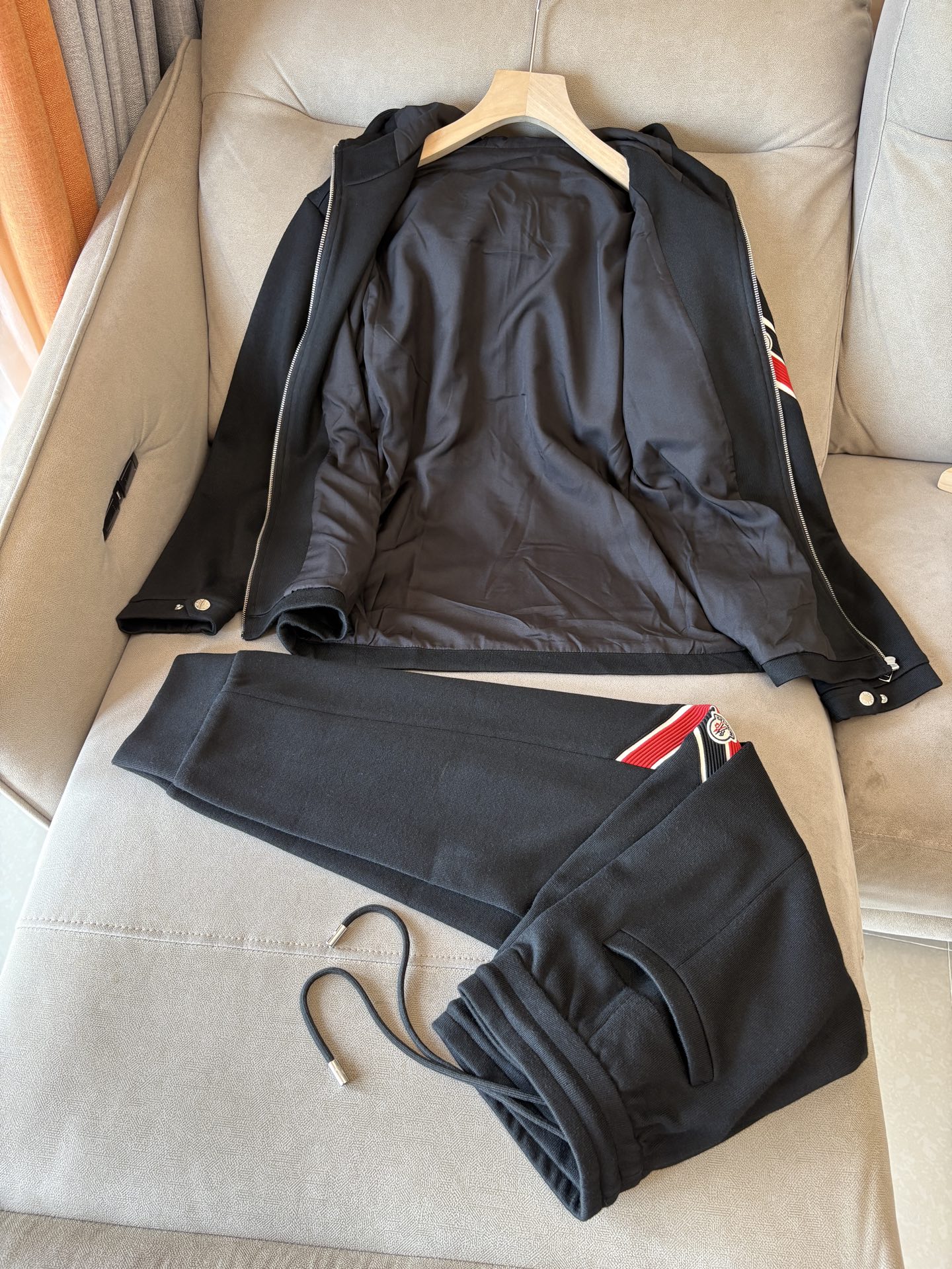 重磅推荐 男士套装 简约百搭款，不挑人穿，腰部松紧抽绳设计 出口订单标准，所有细节处理都非常到位；采用特