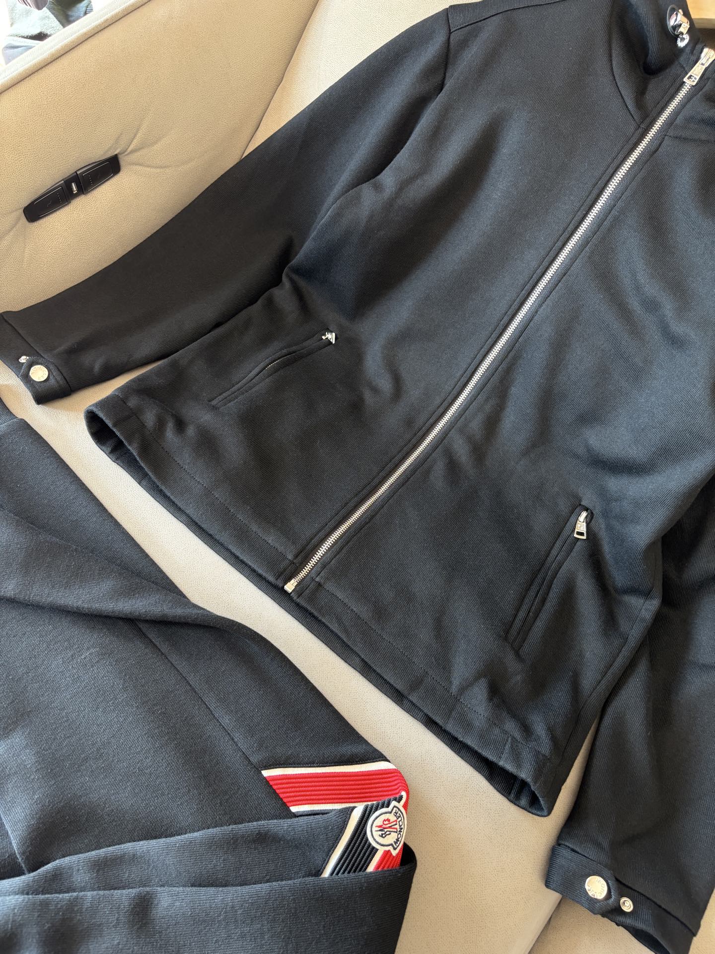 重磅推荐 男士套装 简约百搭款，不挑人穿，腰部松紧抽绳设计 出口订单标准，所有细节处理都非常到位；采用特