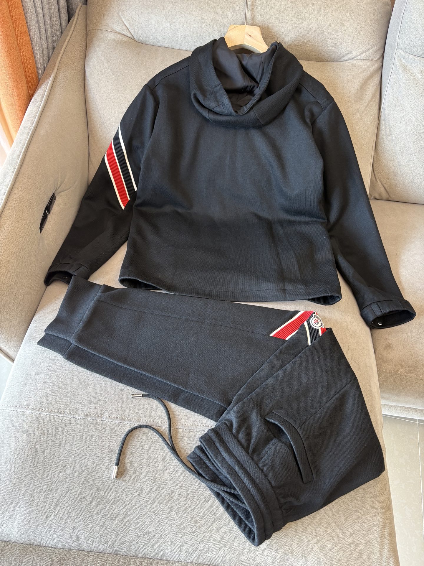 重磅推荐 男士套装 简约百搭款，不挑人穿，腰部松紧抽绳设计 出口订单标准，所有细节处理都非常到位；采用特