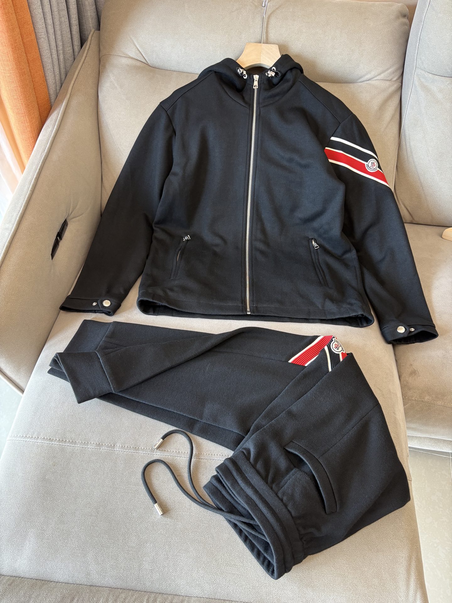 重磅推荐 男士套装 简约百搭款，不挑人穿，腰部松紧抽绳设计 出口订单标准，所有细节处理都非常到位；采用特