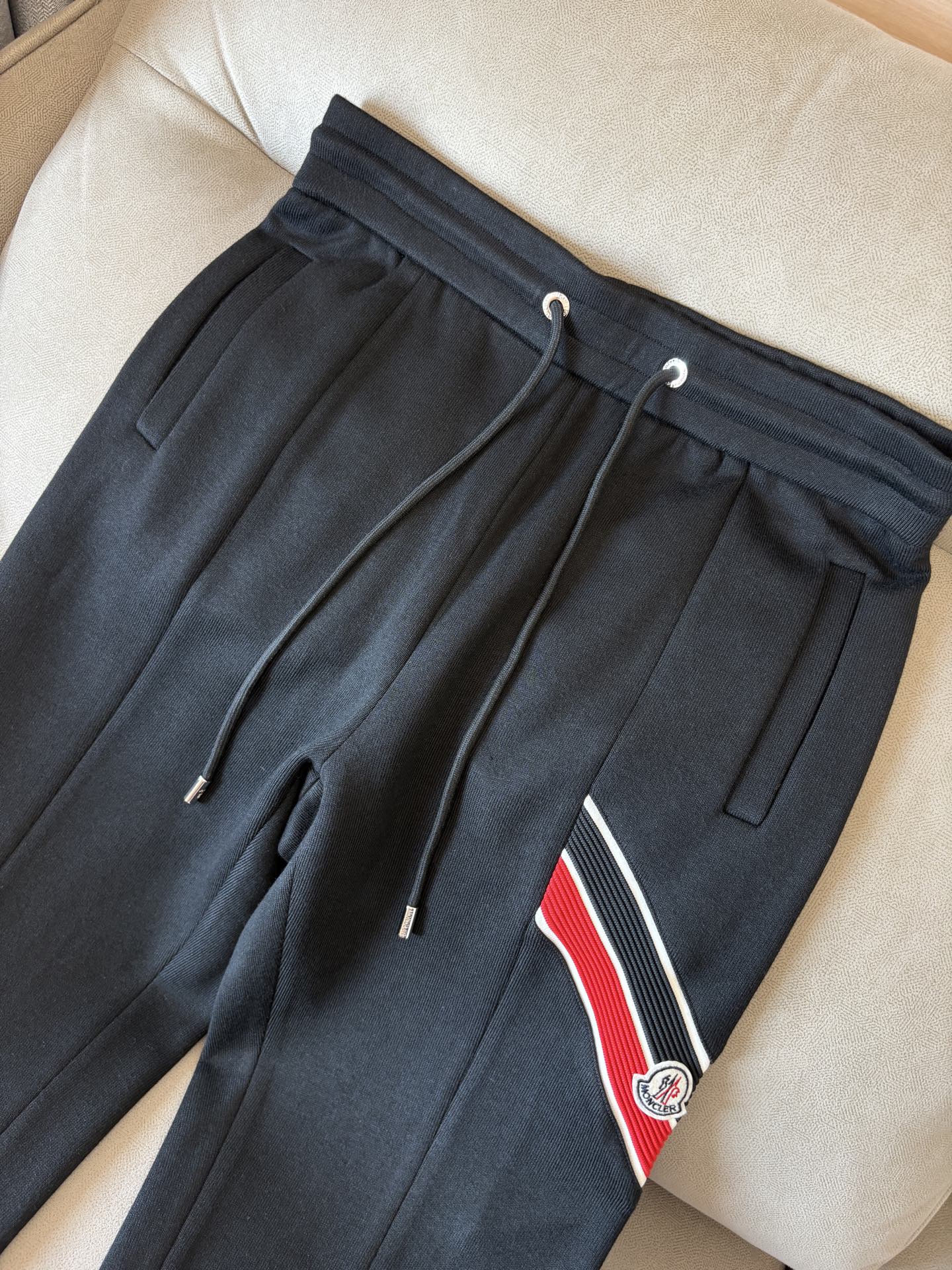 重磅推荐 男士套装 简约百搭款，不挑人穿，腰部松紧抽绳设计 出口订单标准，所有细节处理都非常到位；采用特