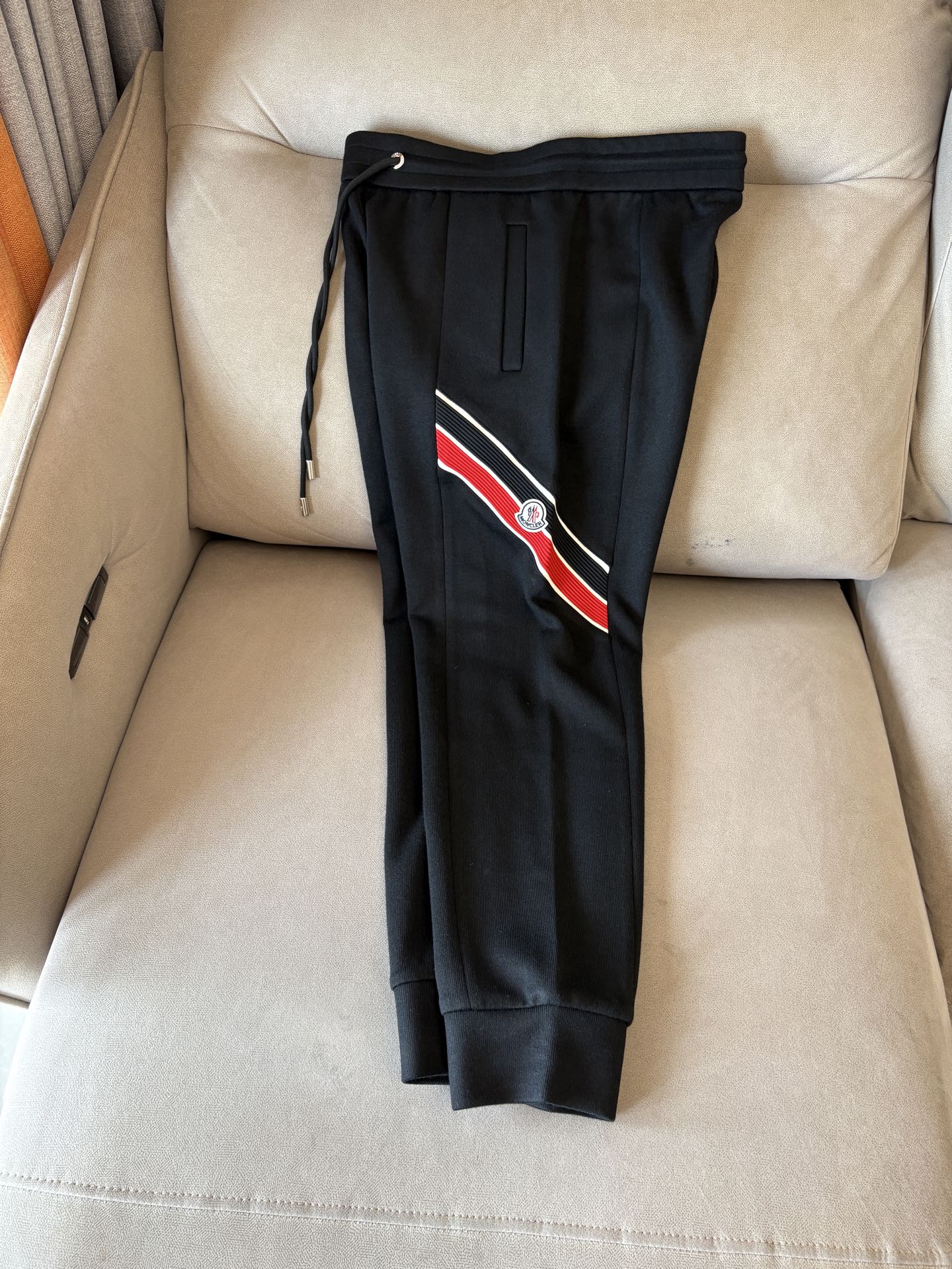 重磅推荐 男士套装 简约百搭款，不挑人穿，腰部松紧抽绳设计 出口订单标准，所有细节处理都非常到位；采用特