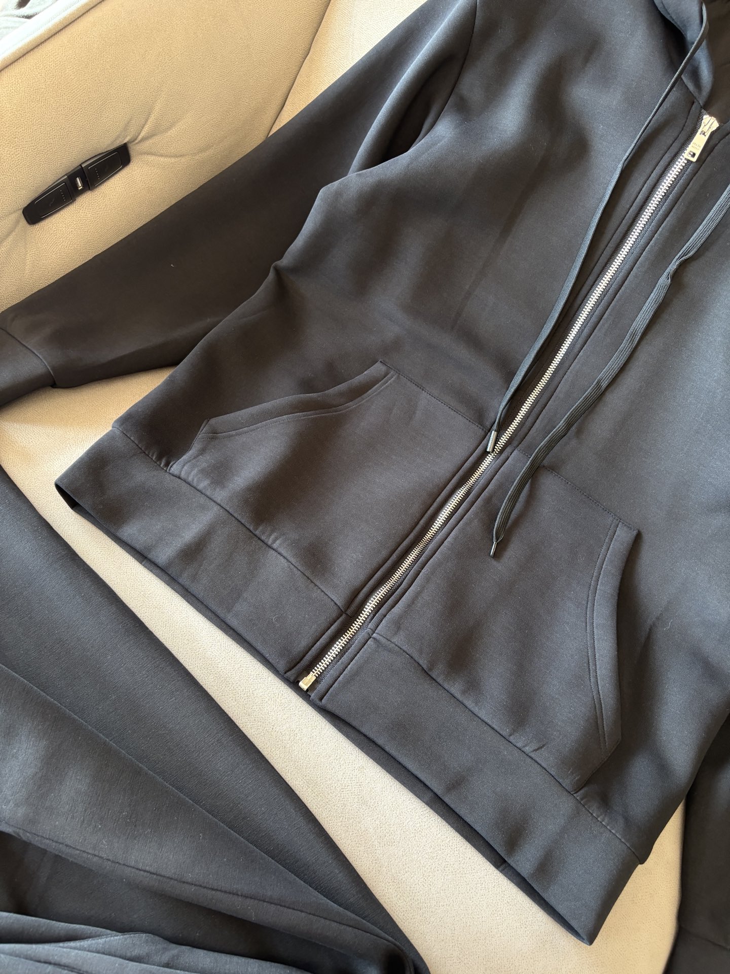 重磅推荐 男士套装 简约百搭款，不挑人穿，腰部松紧抽绳设计 出口订单标准，所有细节处理都非常到位；采用特