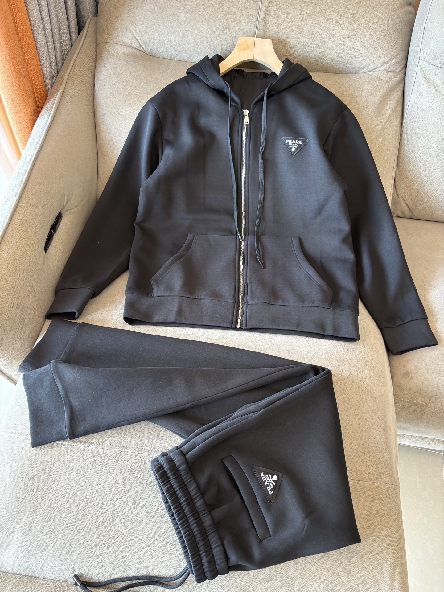 NO:475539,Heavy recommendation Men's suit Simple and versatile, not picky for people to wear, waist elastic drawstring design Export order standard, all details are handled in place; special 3D three-dimensional surround cutting technology, which has both the velvet texture of wool and the skin-friendly and comfortable feeling of hoodies, soft and glutinous feel, without losing backbone, good wear stretchability, good warmth, delicate texture, very high density, long-lasting wear, no fading and no deformation after washing M-3XL,,alexander wang19860909重磅推荐 男士套装 简约百搭款,不挑人穿,腰部松紧抽绳设计 出口订单标准,所有细节处理都非常到位；采用特殊3D立体环绕裁剪工艺 ,既有羊毛的绒绒质感,又有卫裤的亲肤舒适感,手感软糯,而又不失骨干,穿着舒展性好,保暖性好,纹理细腻精致,密度非常得高,久穿久洗不褪色不变形 M-3XL,,alexander wang,Men's clothing