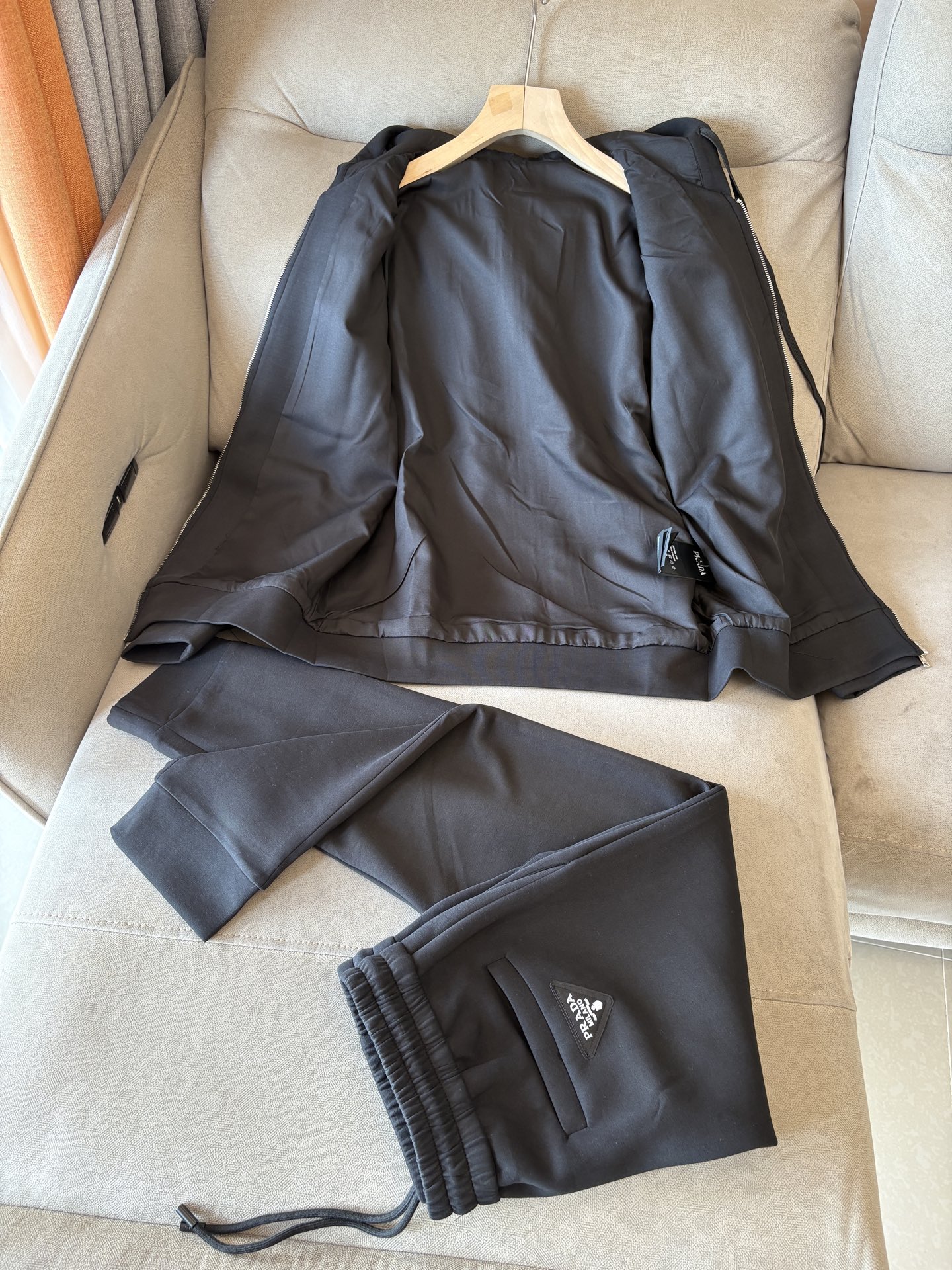 重磅推荐 男士套装 简约百搭款，不挑人穿，腰部松紧抽绳设计 出口订单标准，所有细节处理都非常到位；采用特