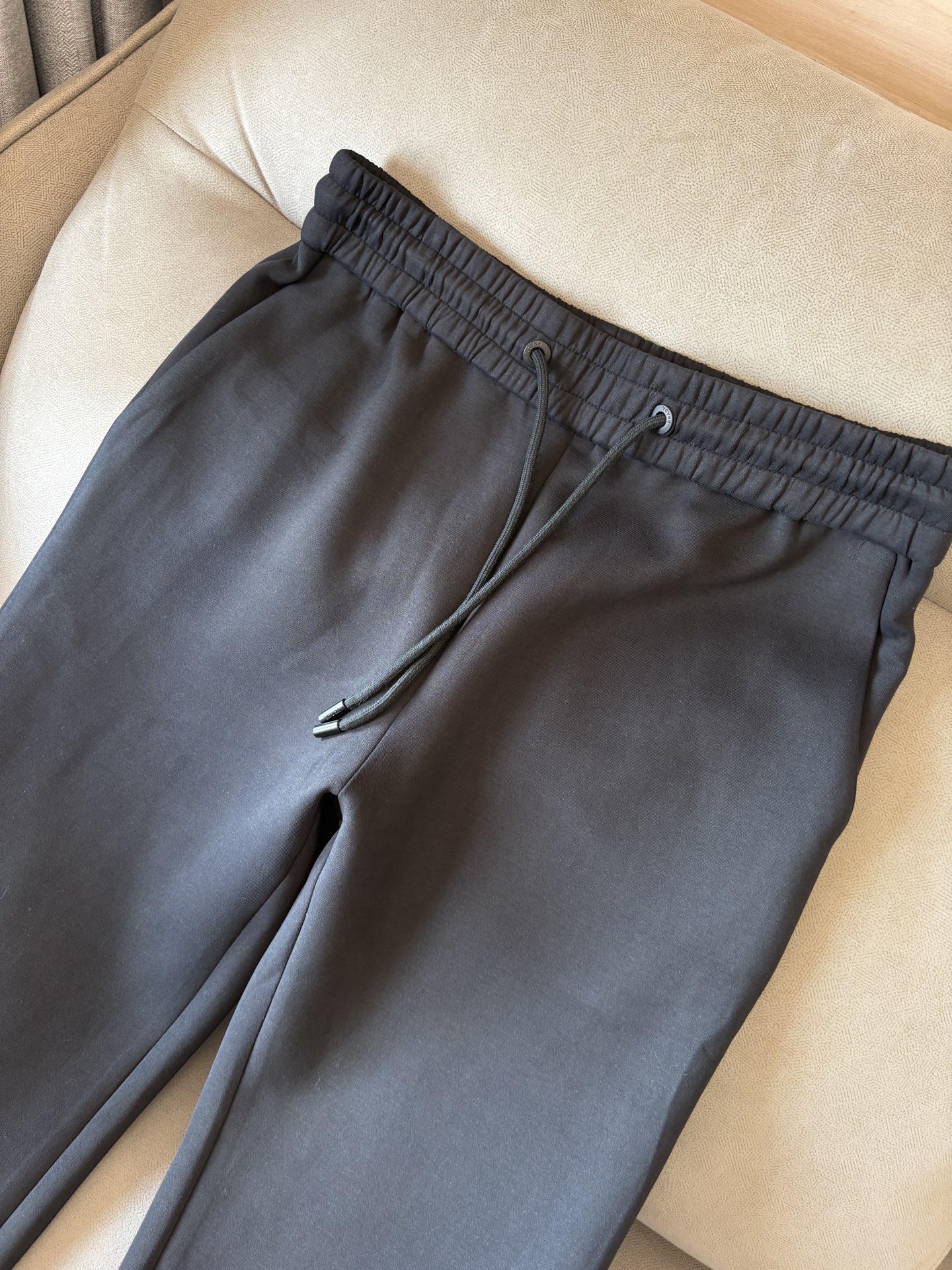 重磅推荐 男士套装 简约百搭款，不挑人穿，腰部松紧抽绳设计 出口订单标准，所有细节处理都非常到位；采用特