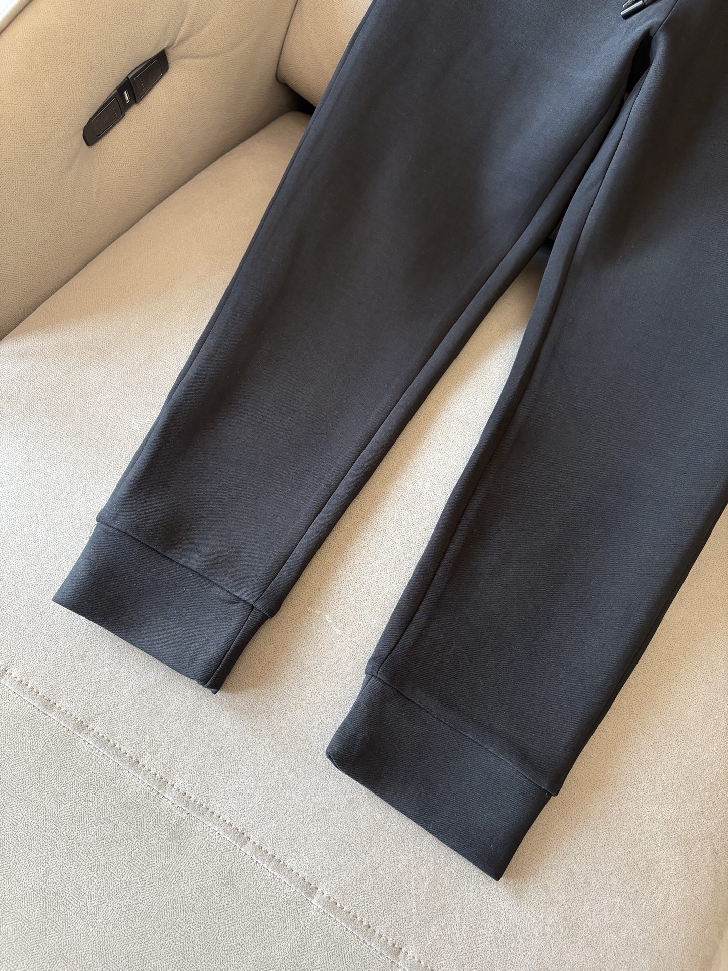 重磅推荐 男士套装 简约百搭款，不挑人穿，腰部松紧抽绳设计 出口订单标准，所有细节处理都非常到位；采用特