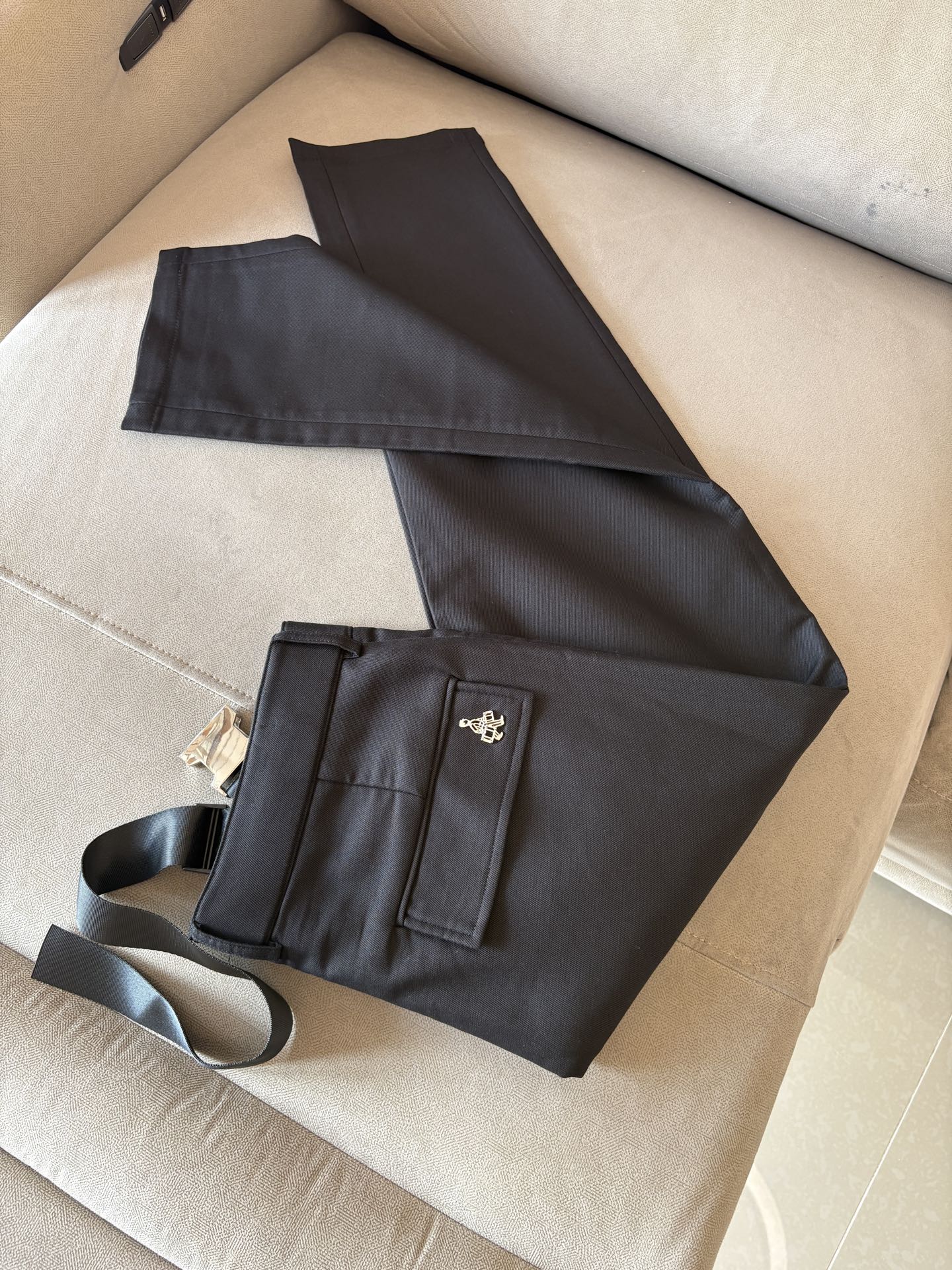 NO:475547,Foreign trade company orders men's casual pants. The standard slim straight fit style has a smooth touch~ but it has a crisp and tough texture!  !  Wearing close to the body is very refreshing and energetic. Classic color, because it is simple. Let’s talk about its workmanship, the wiring, turning, edge wrapping and jujube are neat and neat, meticulous. M-3XL,,alexander wang19860909外贸易公司订单 男士休闲裤 标准的修身直筒版型手感柔滑~却又不失挺括的钢韧质感！！贴身穿着非常的清爽、精神. 经典的颜色,因为它是简单 再说说它的做工,里里外外的走线、车工、包边和打枣都整洁利索,一丝不苟 M-3XL,,alexander wang,Men's clothing